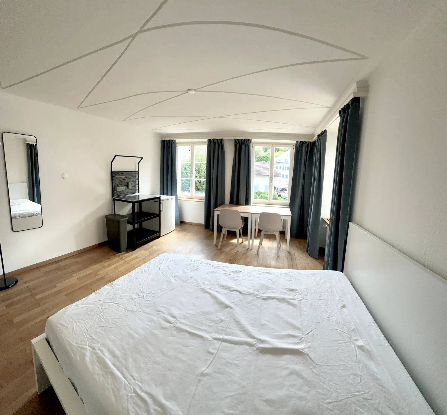 Grosszügiges und modern möbliertes Zimmer