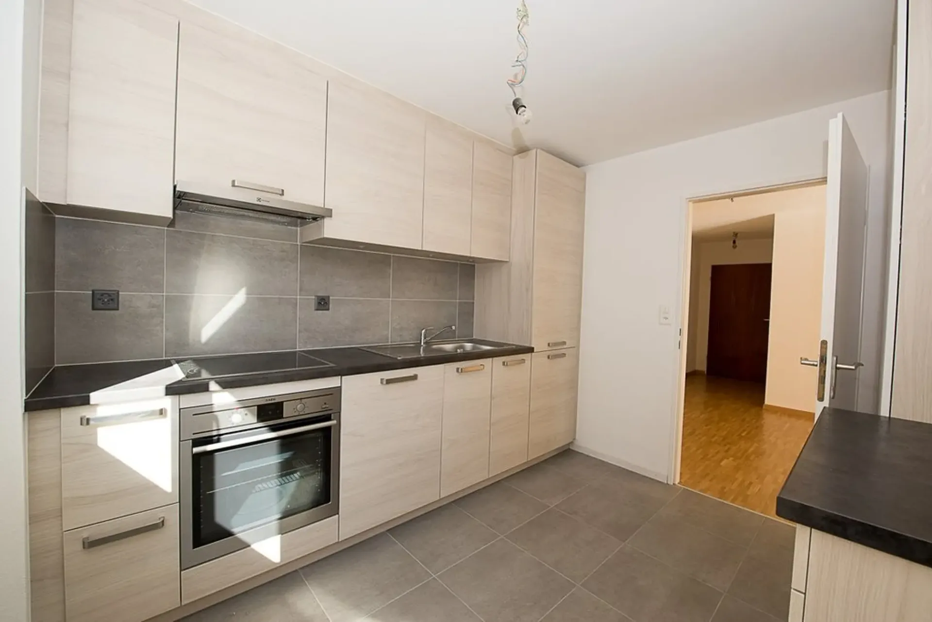 GERÄUMIGE WOHNUNG MIT GROßEM BALCON
