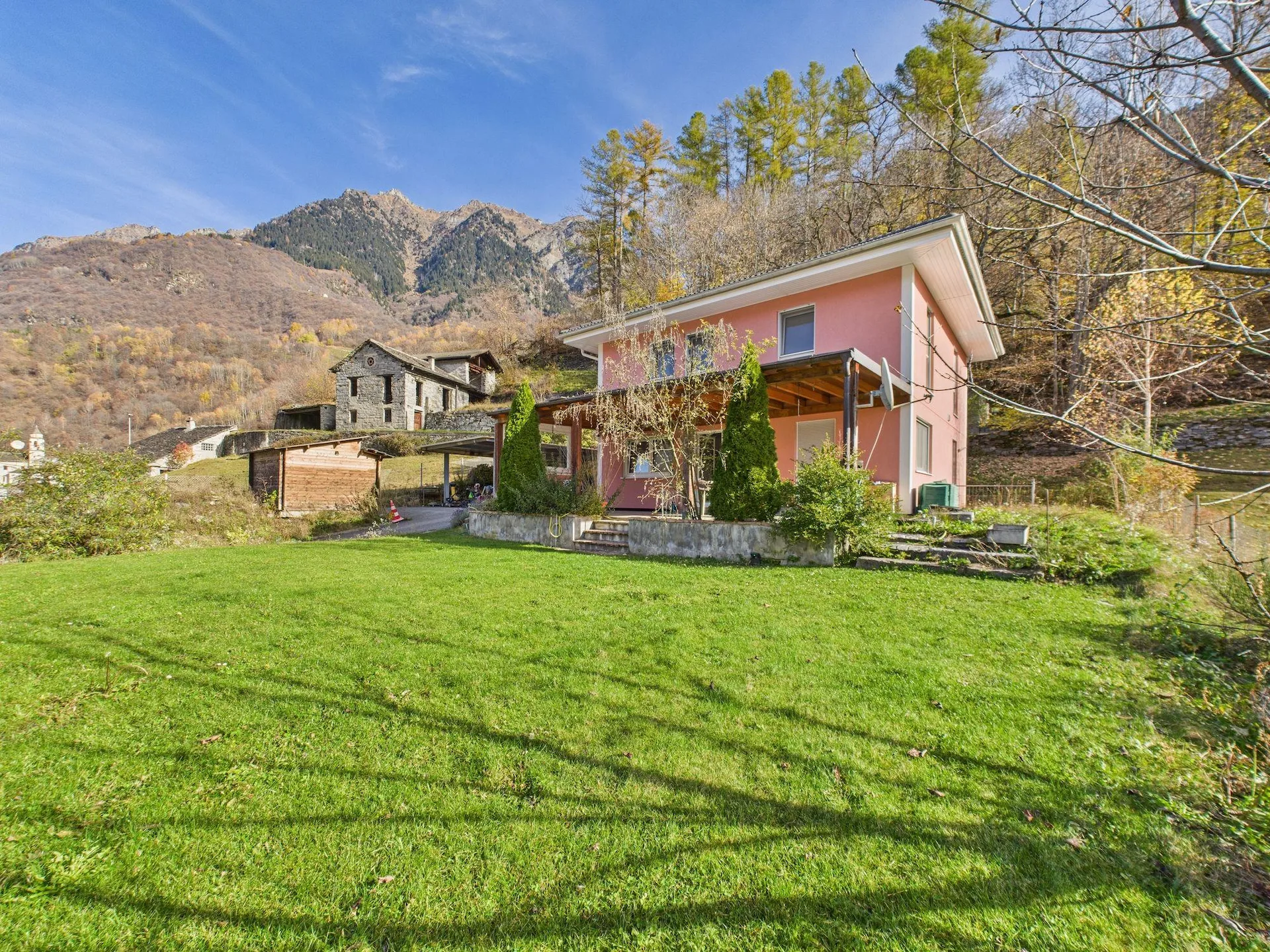 Casa unifamiliare indipendente con giardino e vista aperta