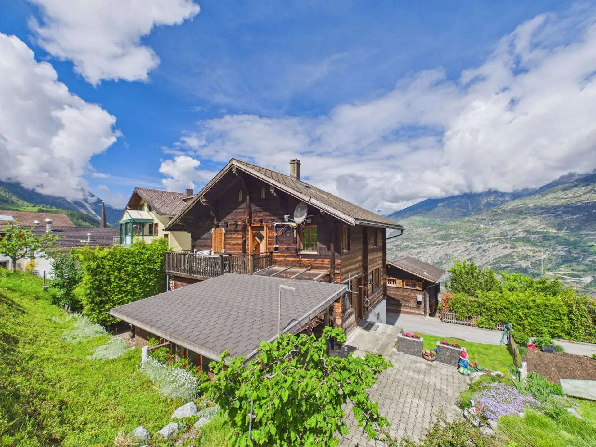 Charmantes Chalet mit Bauland und grosser Sommer-Loggia in Ergisch