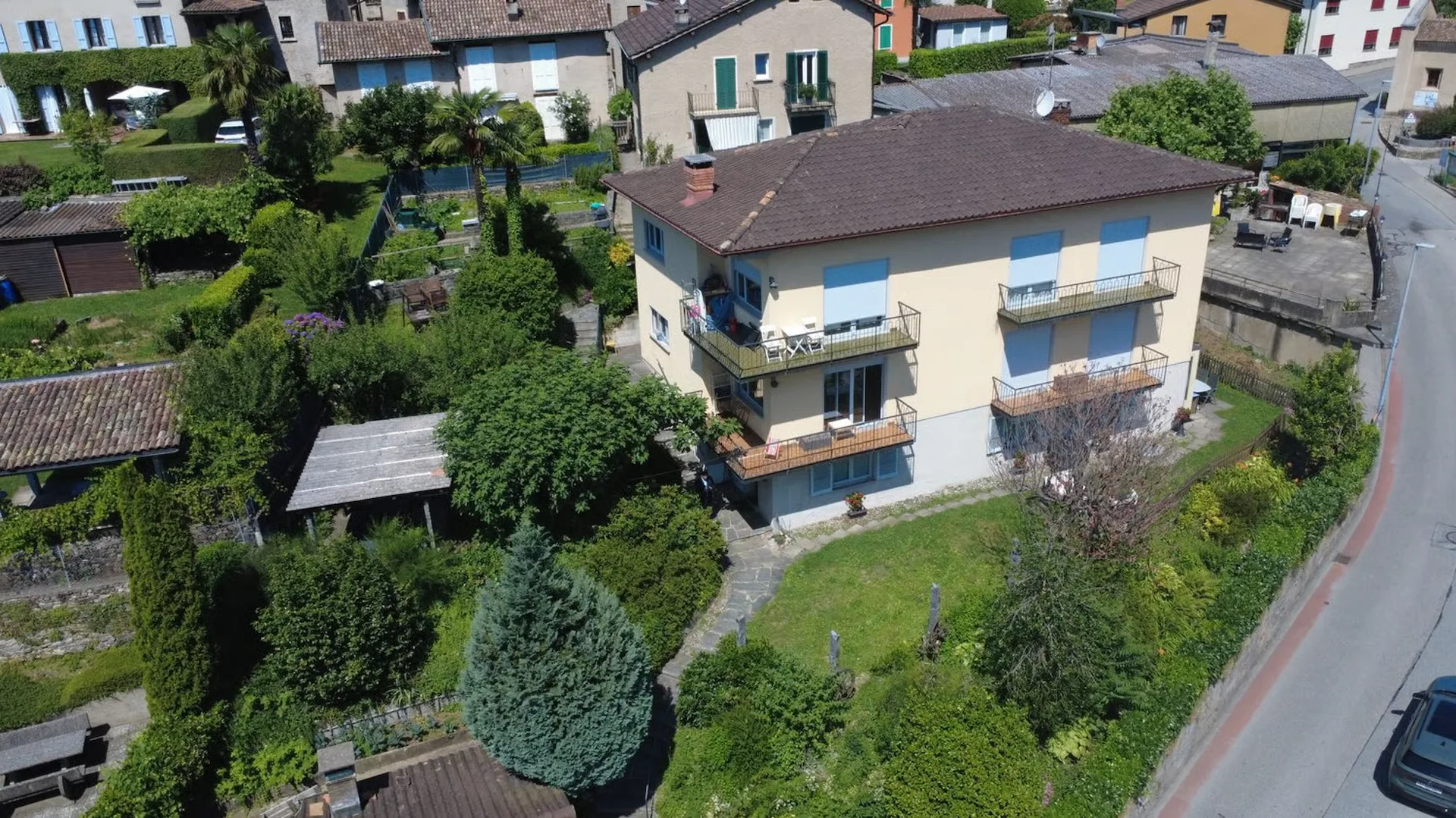 Mehrfamilienhaus mit großem Garten in Comano