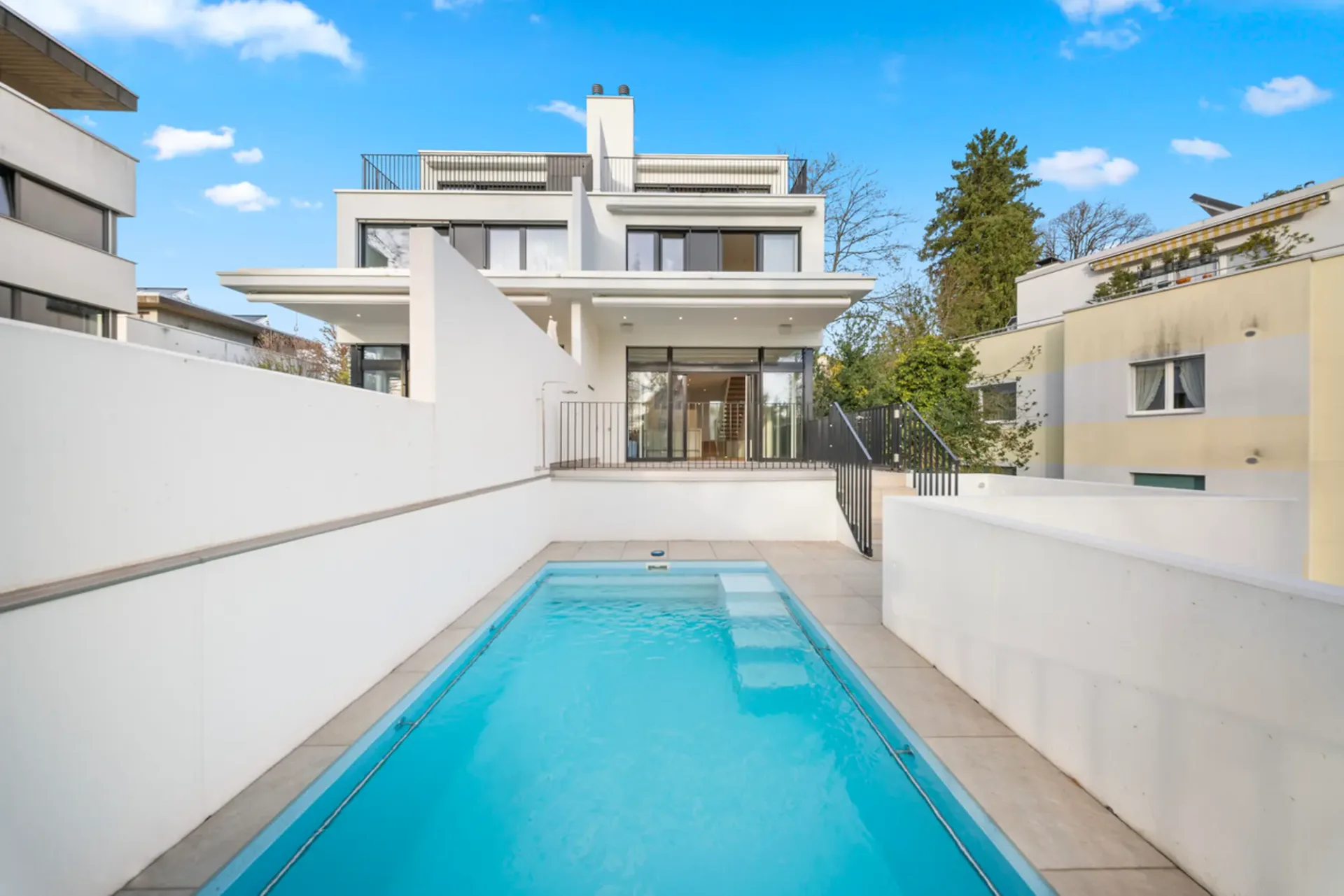 Exklusives Terrassenhaus mit Pool, Lift & Einliegerwohnung in Riehen