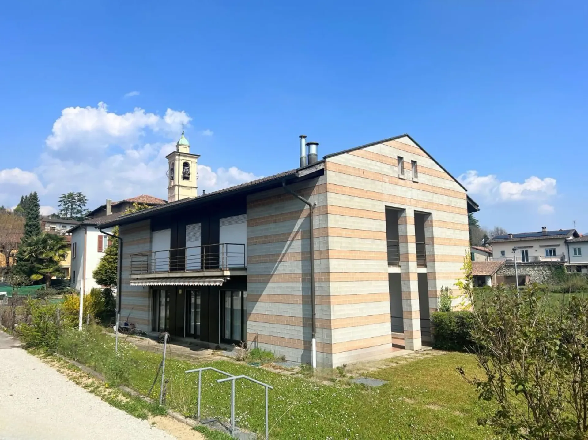 Große Villa mit zwei Wohneinheiten auf drei Ebenen mit Garten
