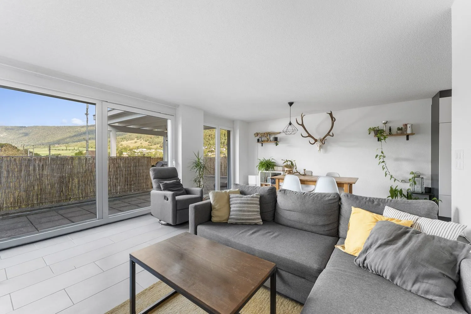Attique 3,5 pièces, terrasse 29 m², vue Jura | 3.5-Zi.-Attika mit Terrasse