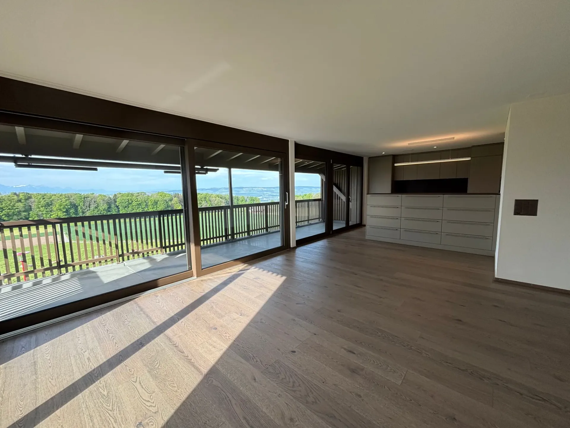 Grosszügige 3.5 Zimmer-Wohnung mit wundervoller Aussicht auf das Bergpanorama