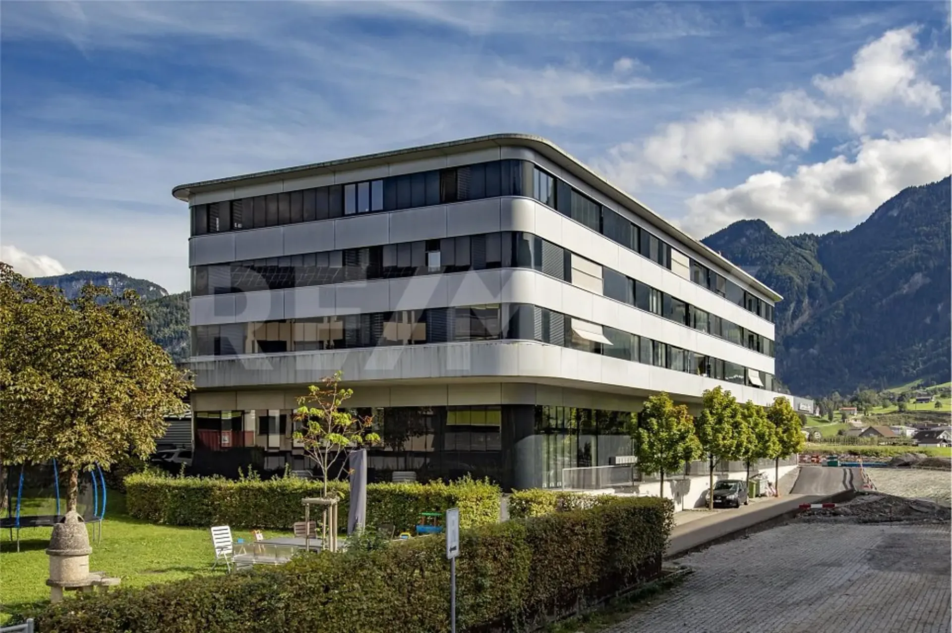 Attraente pacchetto di investimento: Quattro appartamenti moderni di 4,5 locali in una posizione centrale a 6438 Ibach, SZ