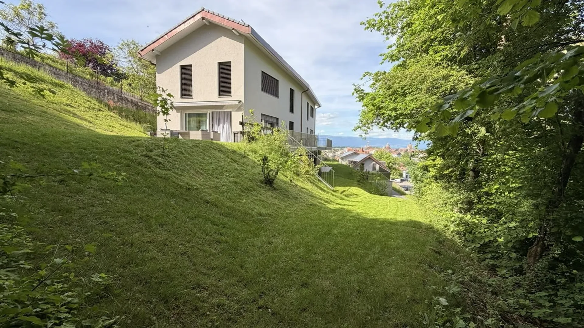 Moderne Reihenhaus-Villa 5.5 Zimmer (2025), privater Garten, superbe Aussicht, Garage mit direktem Zugang