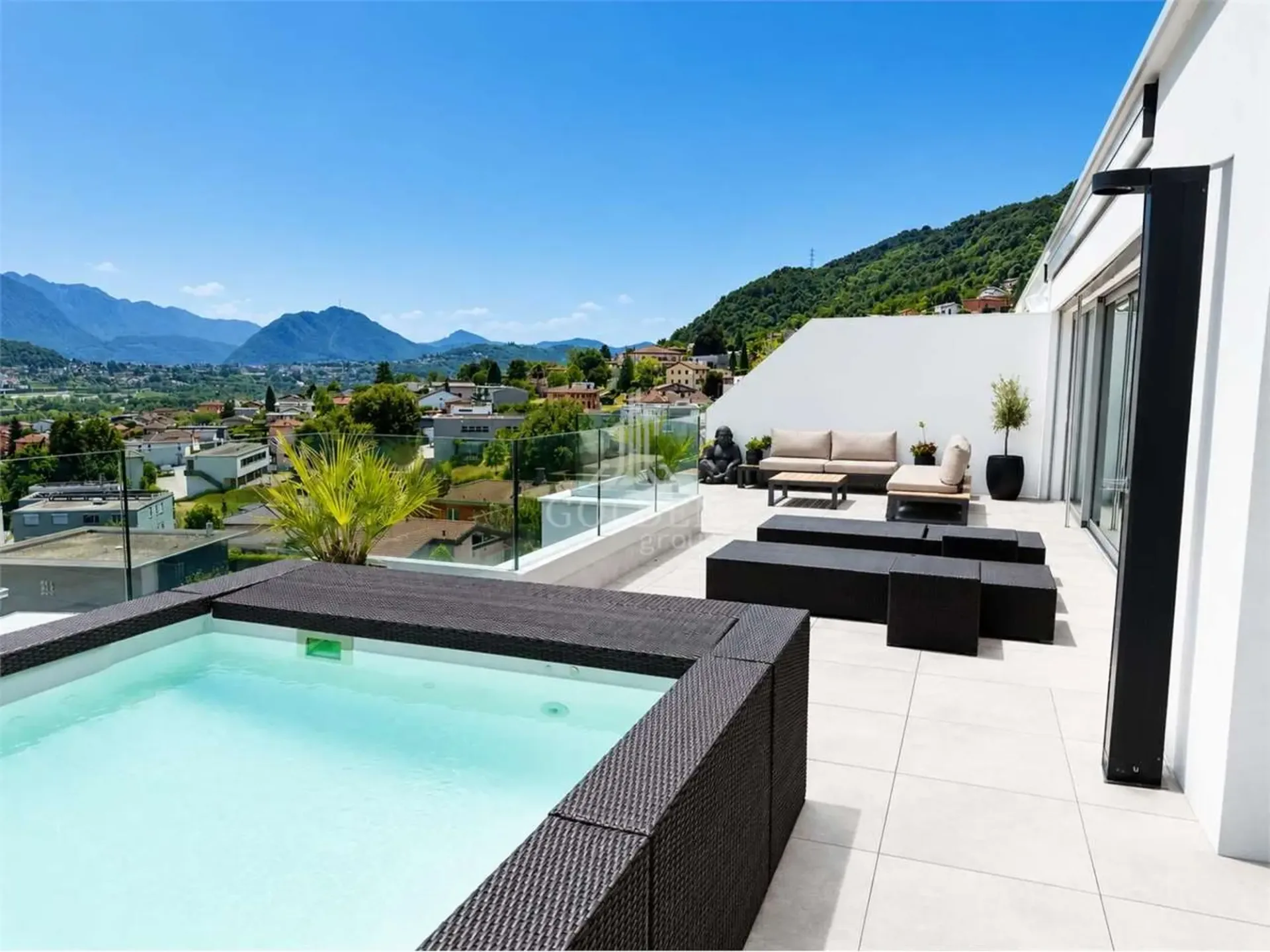 Dachwohnung mit Panoramaterrasse und privatem Pool