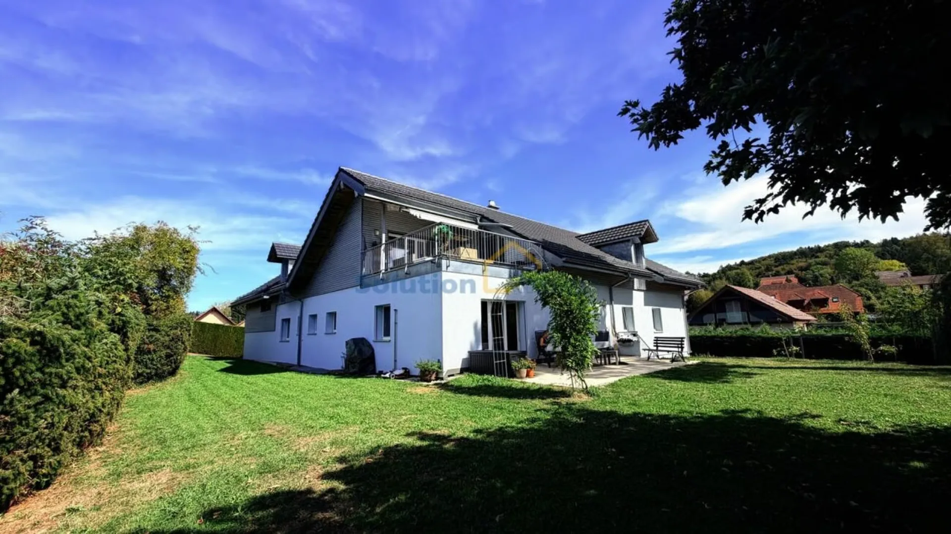 Incantevole edificio con 3 appartamenti e giardino meraviglioso