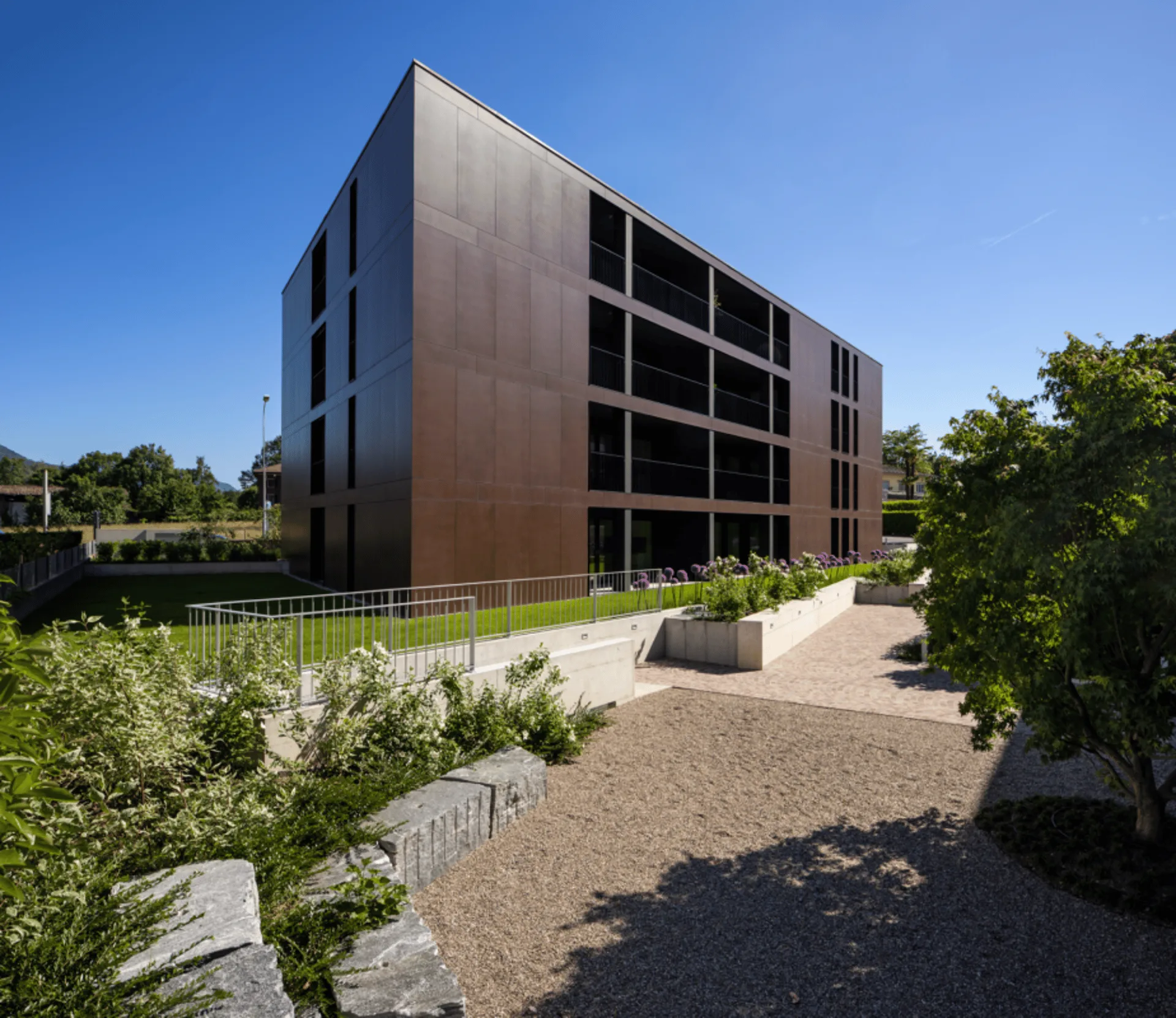 MAGLIASO · DACHGESCHOSS-WOHNUNG MIT GROßEN TERRASSEN · ZEITGENÖSSISCHE ELEGANZ