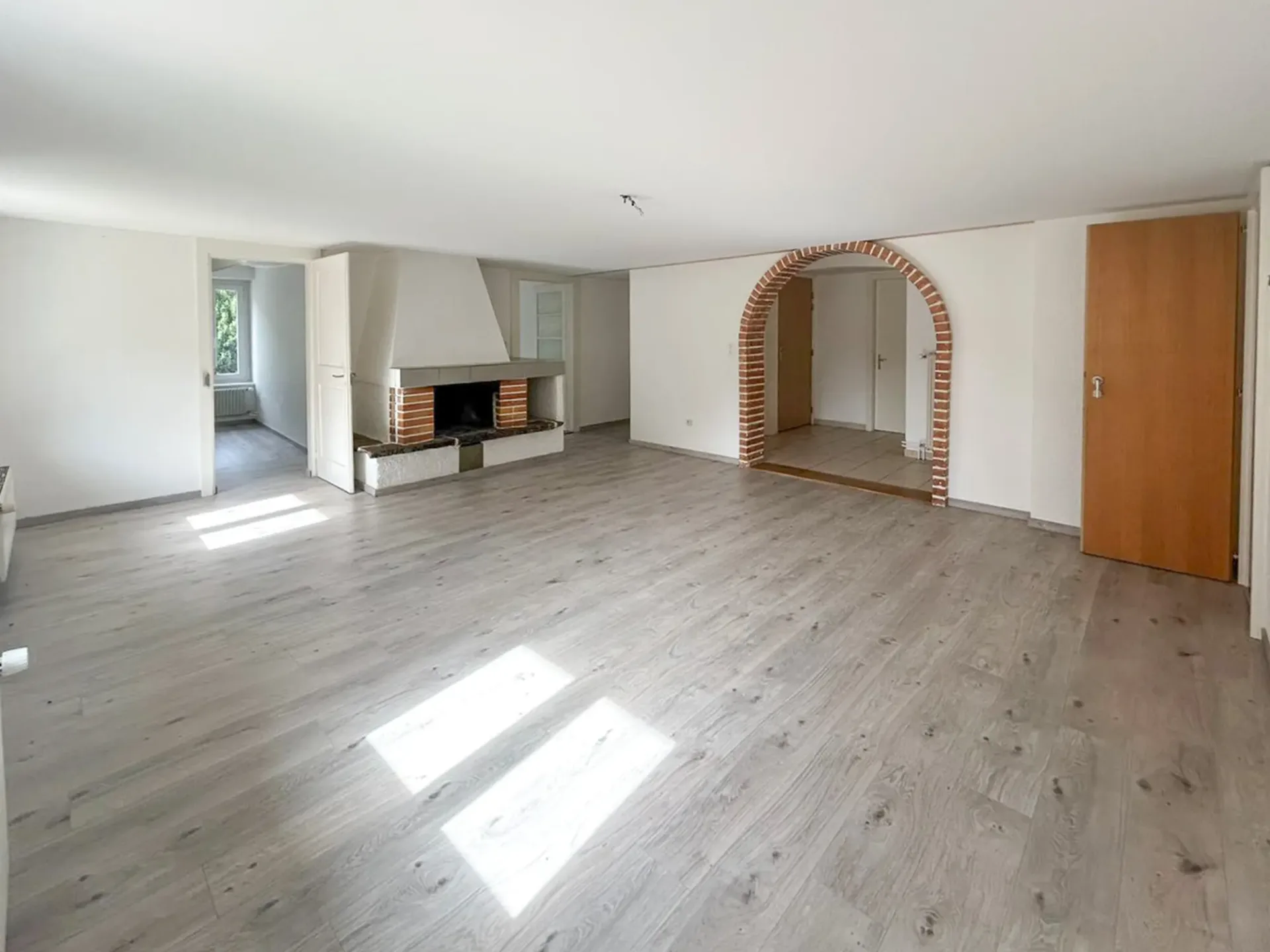 Wohnung mit 5 Zimmern und gemeinsamem Garten - Garage gegen Aufpreis
