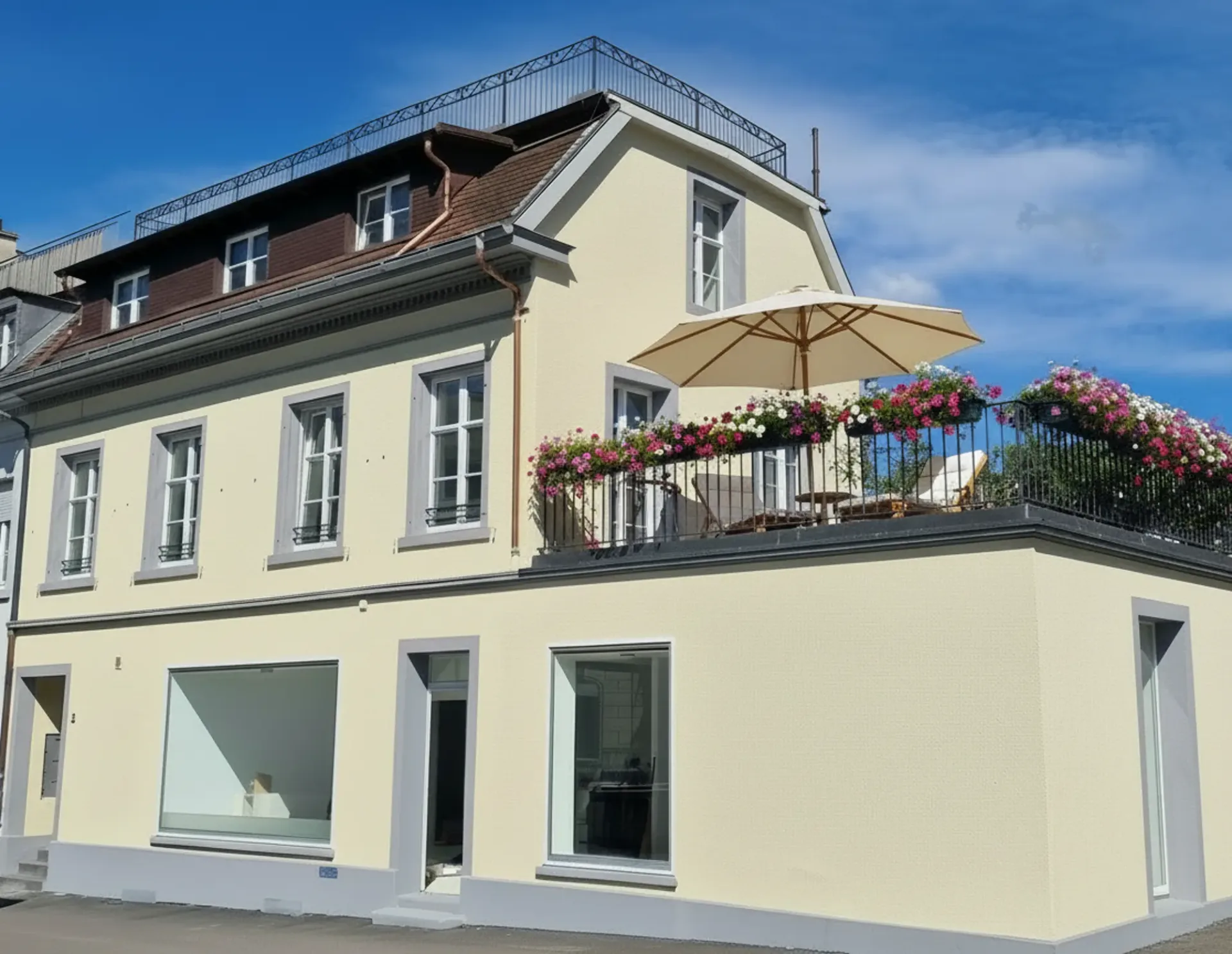 Charming 2.5-room old building apartment, completely renovated, with large sun terrace