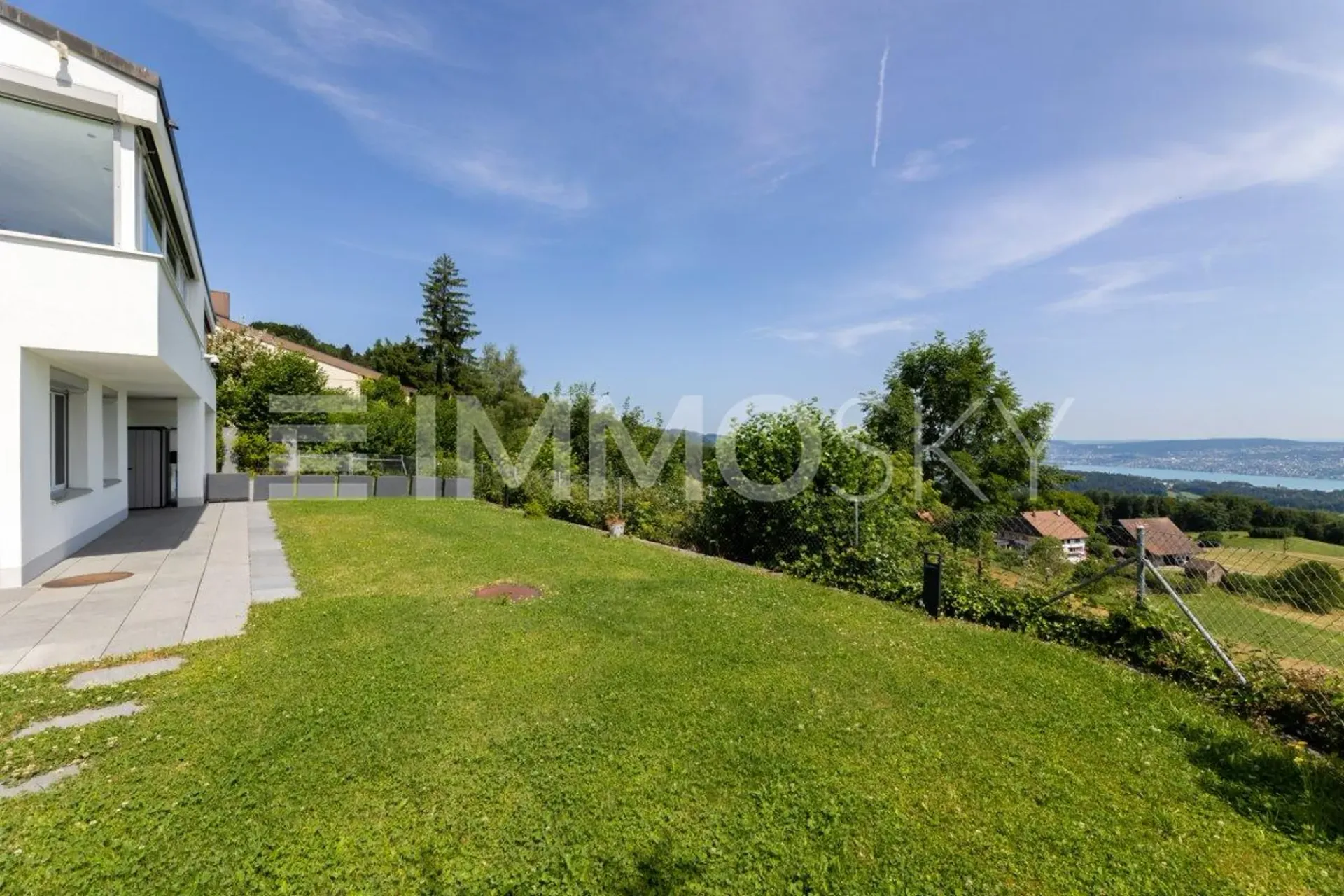 Habitation exclusive avec vue lointaine entre ciel et eau