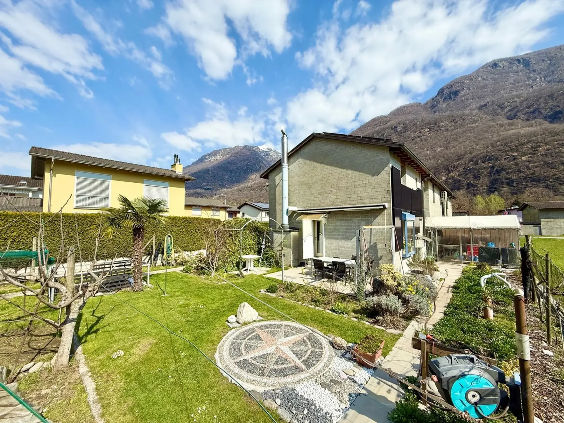 Casa unifamiliare con giardino e vista sulle montagne - Einfamilienhaus mit Garten