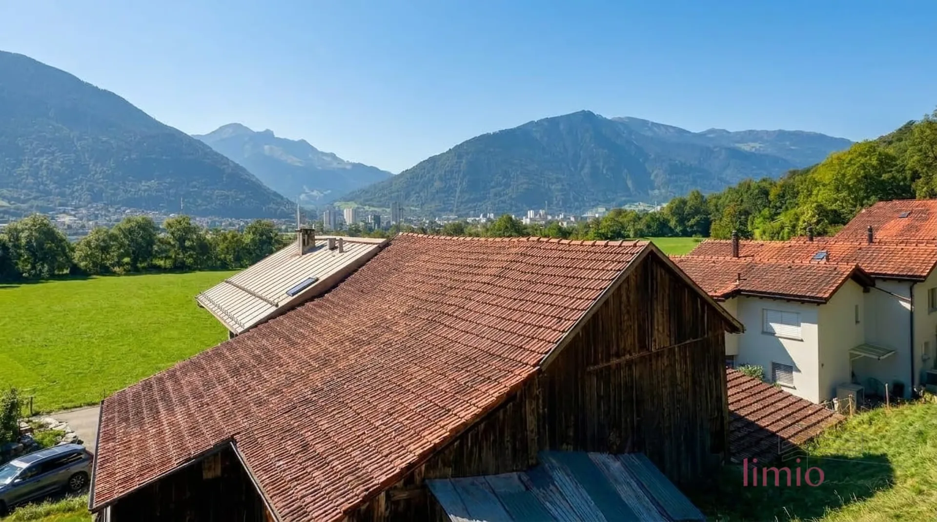 Renovated multi-family house with 2 units, large plot & attractive expansion reserve