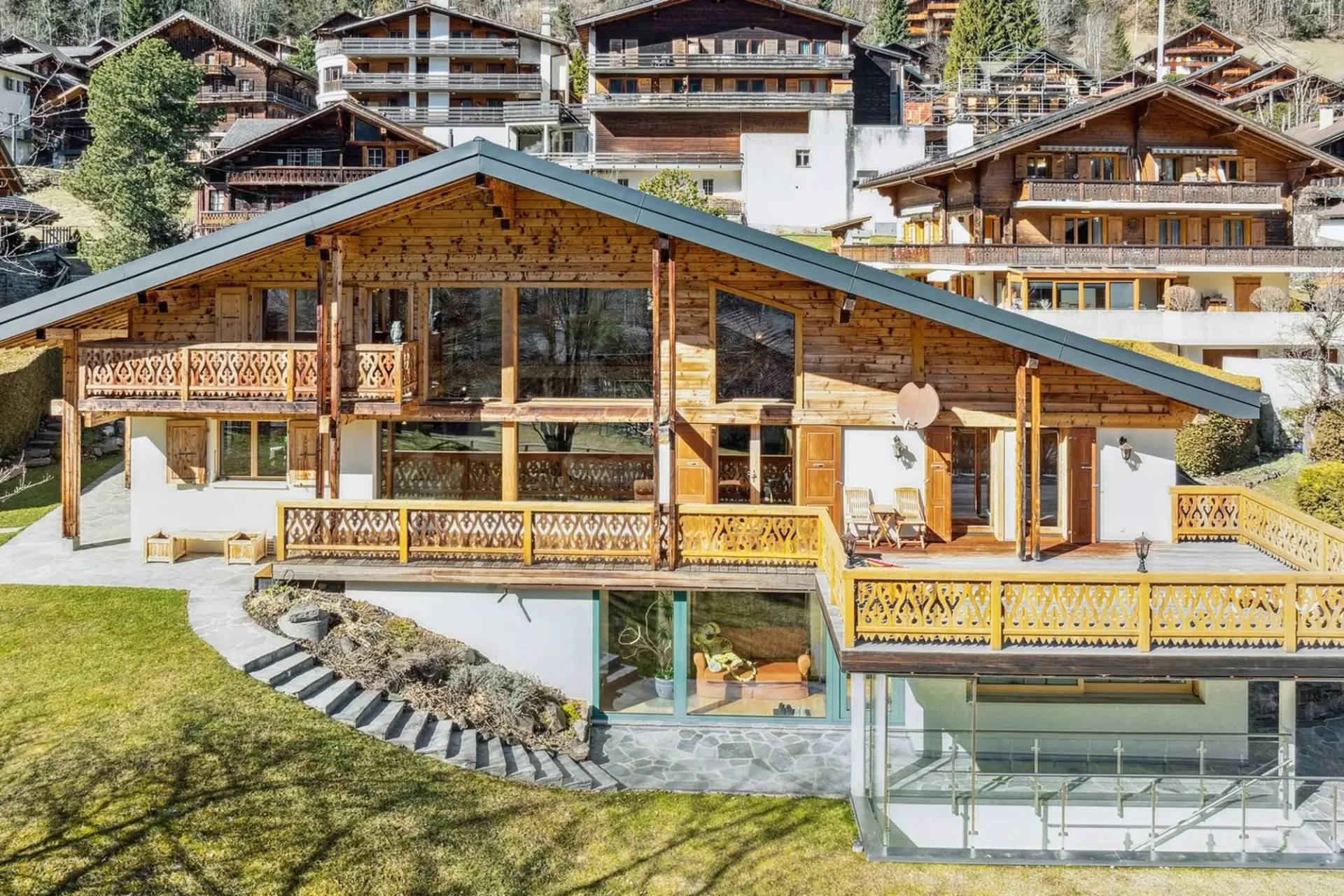 EXKLUSIVITÄT - UNTYPISCHES CHALET - ZENTRUM DES DORFES auf 2000 m2 Grundstück