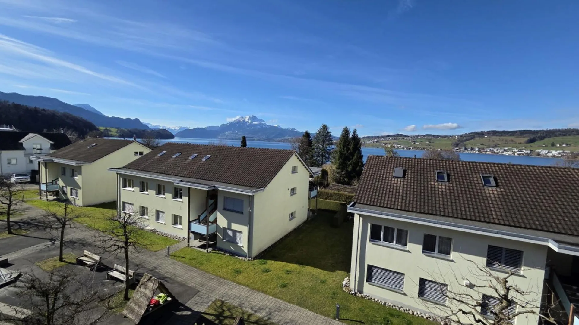 Wohnen auf zwei Ebenen - mit Abendsonne und viel Raum