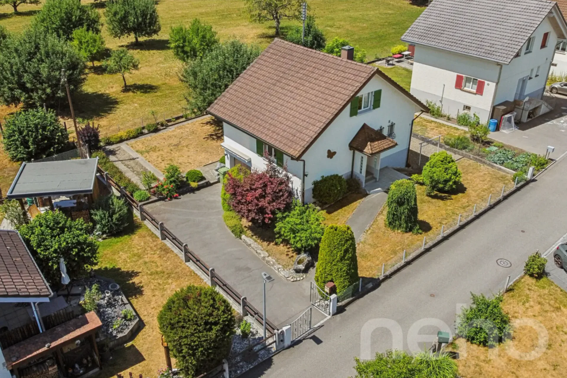 4-Zimmerhaus in ruhiger, leicht erhöhter Lage mit Umschwung