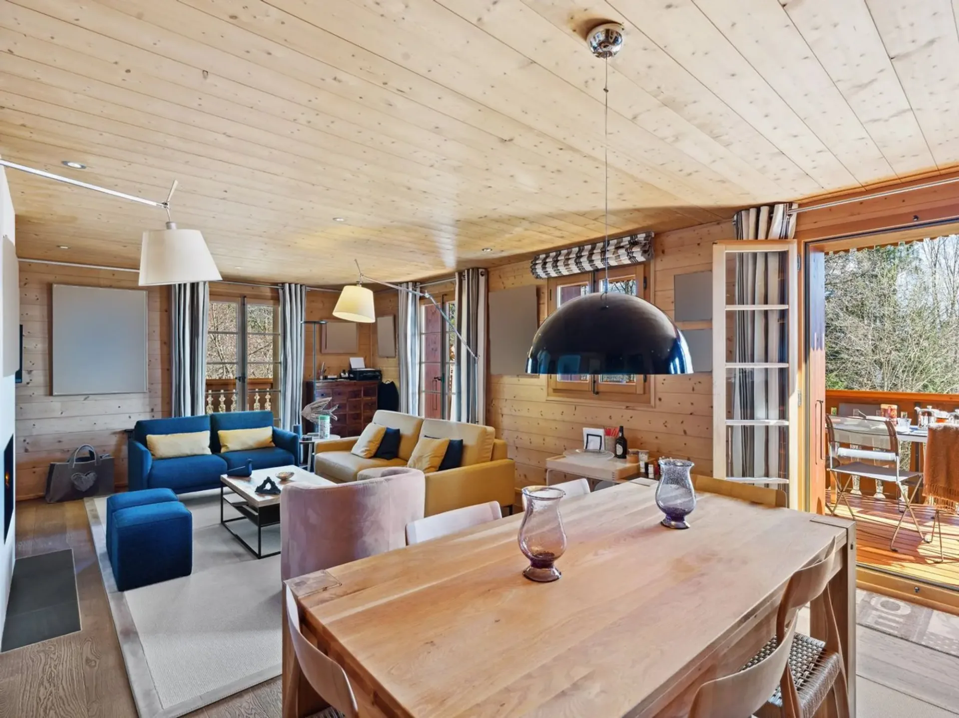 Chic & Gemütlich 4.5p mit Kamin, Balkonen, Aussicht, Spa, 2 Parkplätzen