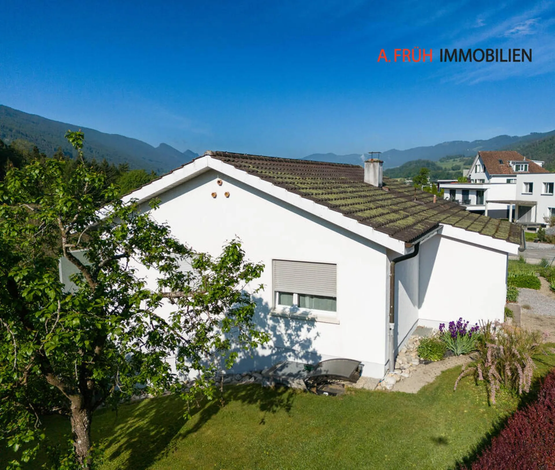 Charming Home: Detached Single-Family House in a Natural Setting