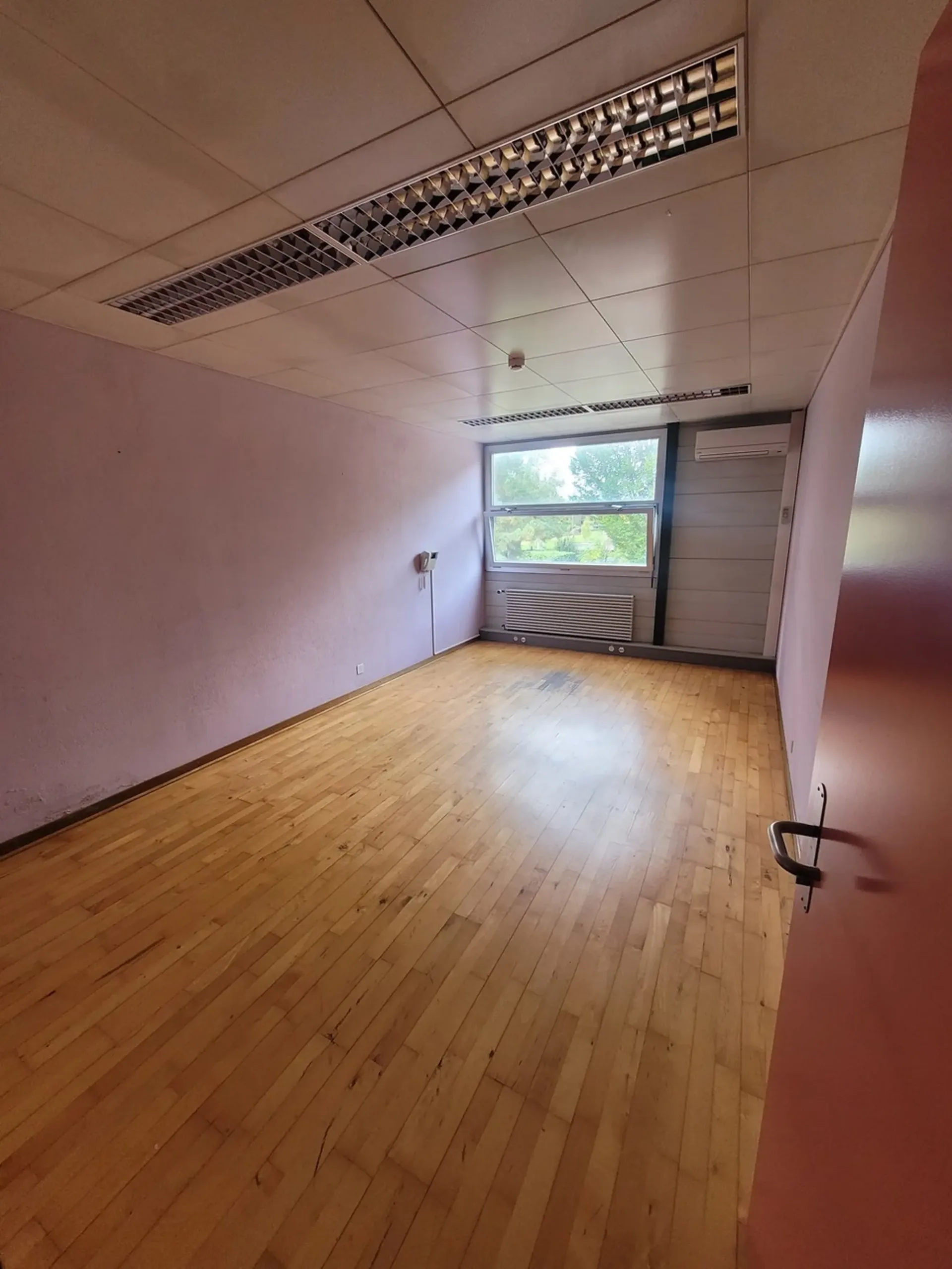 Büro von 22m2 - Nahe bei Einrichtungen, Verkehrsmitteln und Autobahn
