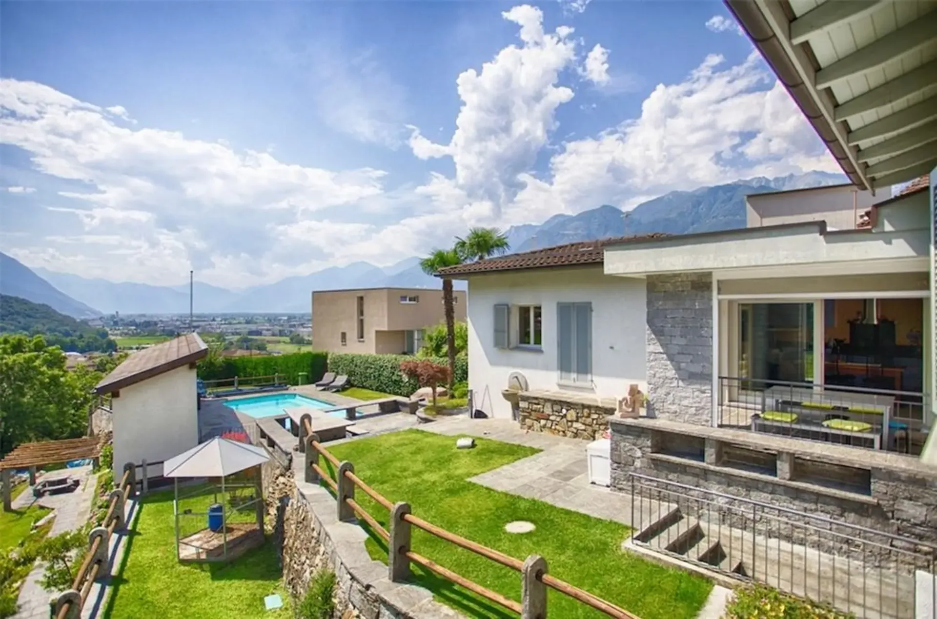 Elegantes Einfamilienhaus mit 7 Zimmern und Pool in Panoramalage