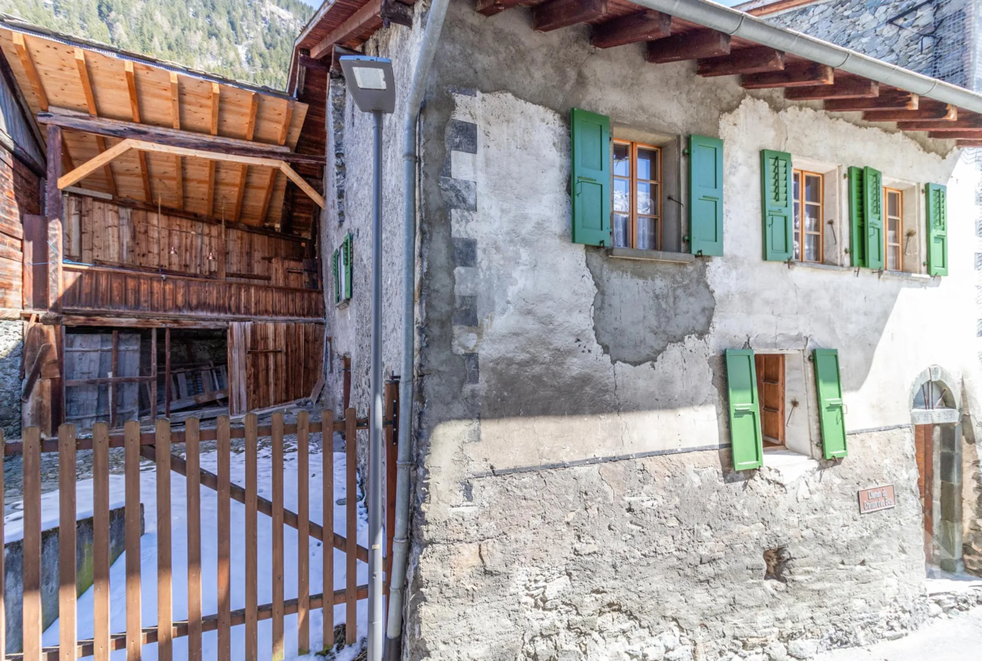Echtes Dorfhaus aus dem 18. Jahrhundert mit Außenflächen