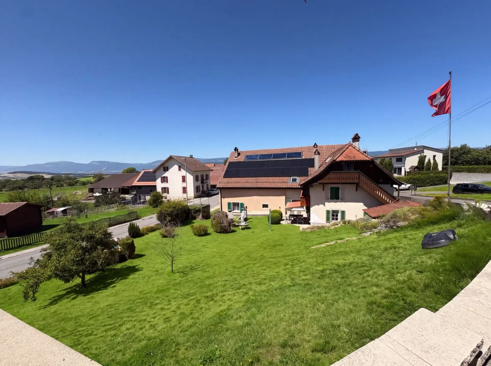Haus zum Verkauf in Rovray - 3 Wohnungen, ca. 300 m2 Wohnfläche