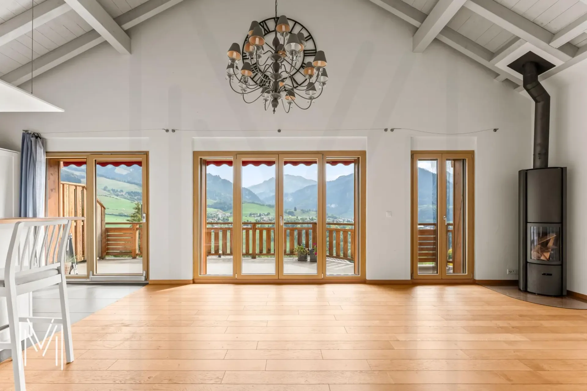 A bright attic with remarkable volumes