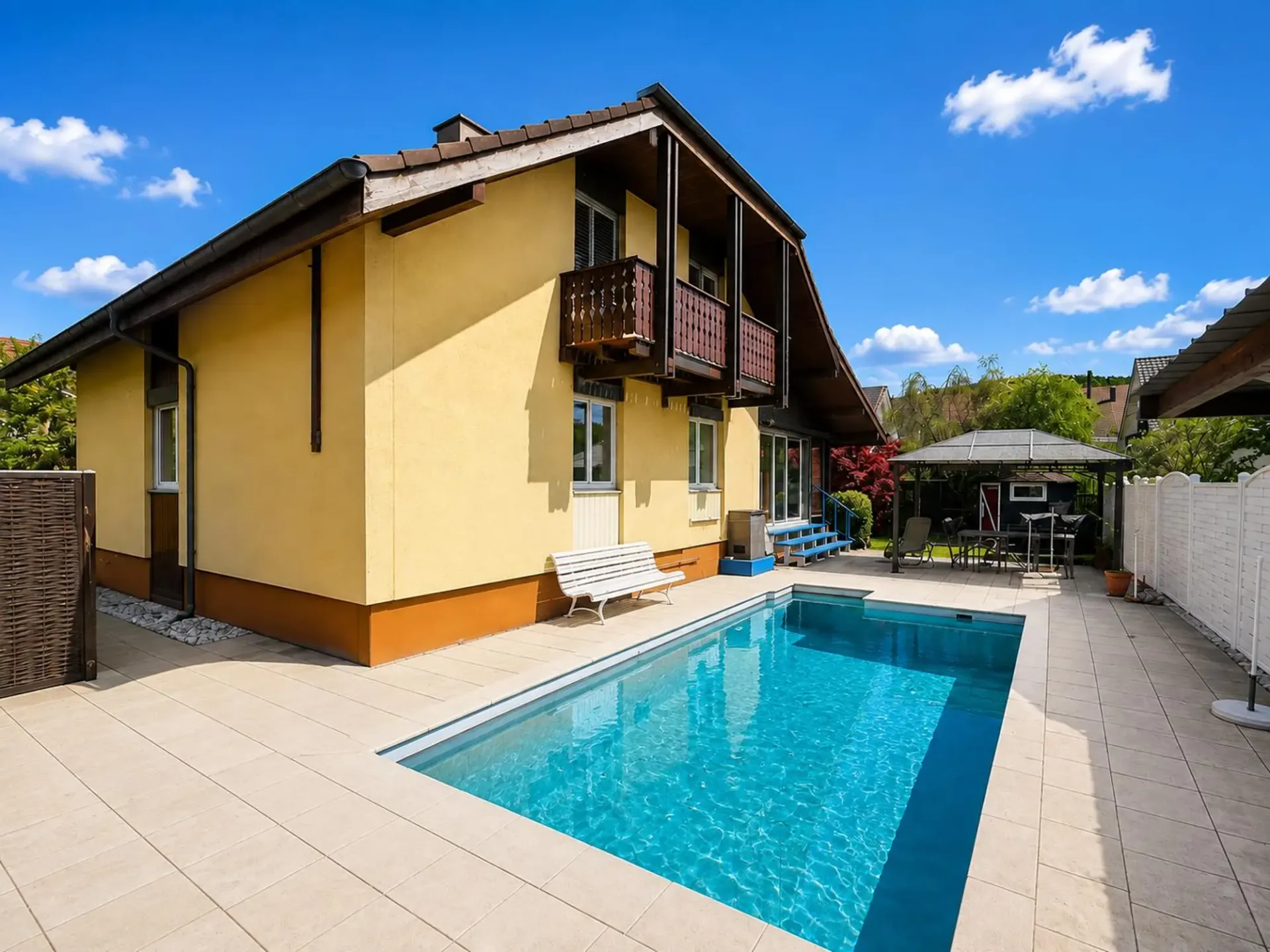 Grosszügiges Einfamilienhaus mit Pool, Wintergarten und vielseitigem Raumangebot