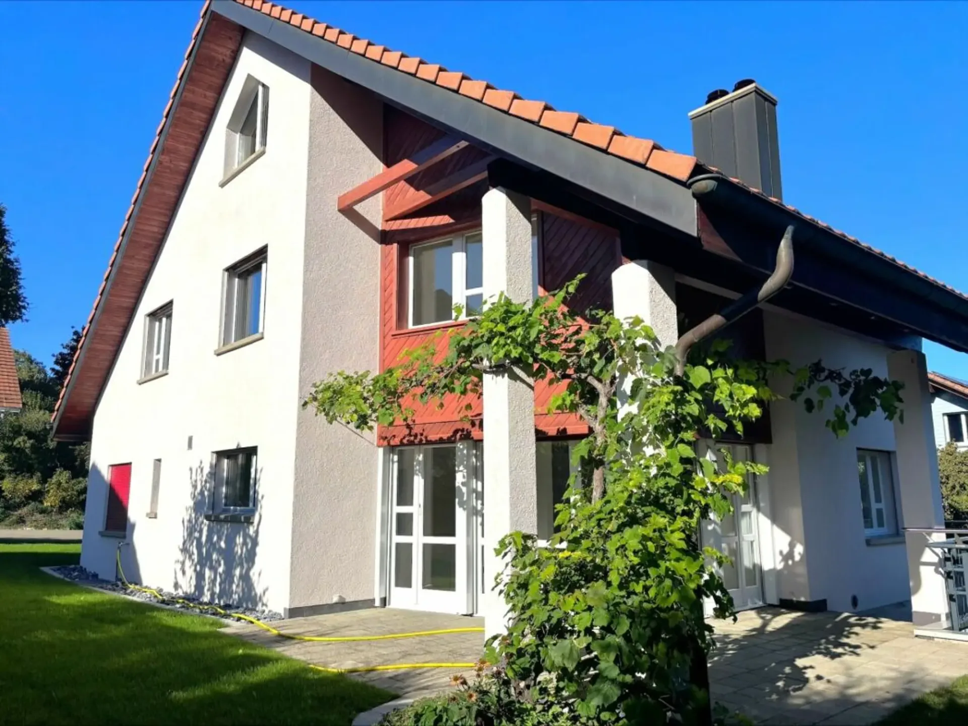 Maison unifamiliale spacieuse de 5,5 pièces avec annexe de 2,5 pièces, garage immense et jardin ensoleillé