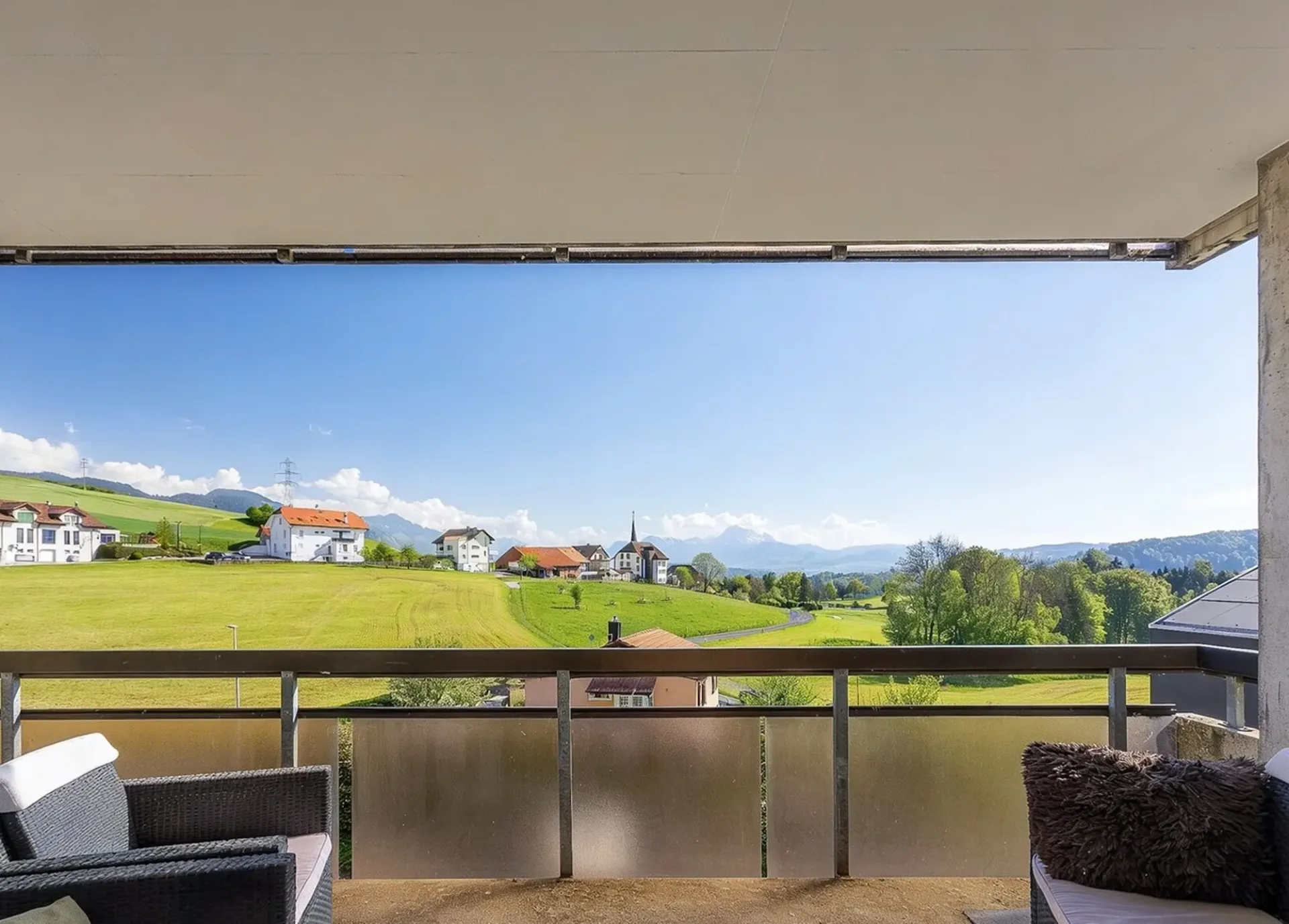 Wohnung 3.5 Zimmer mit Garage, Südbalkon und freier Sicht