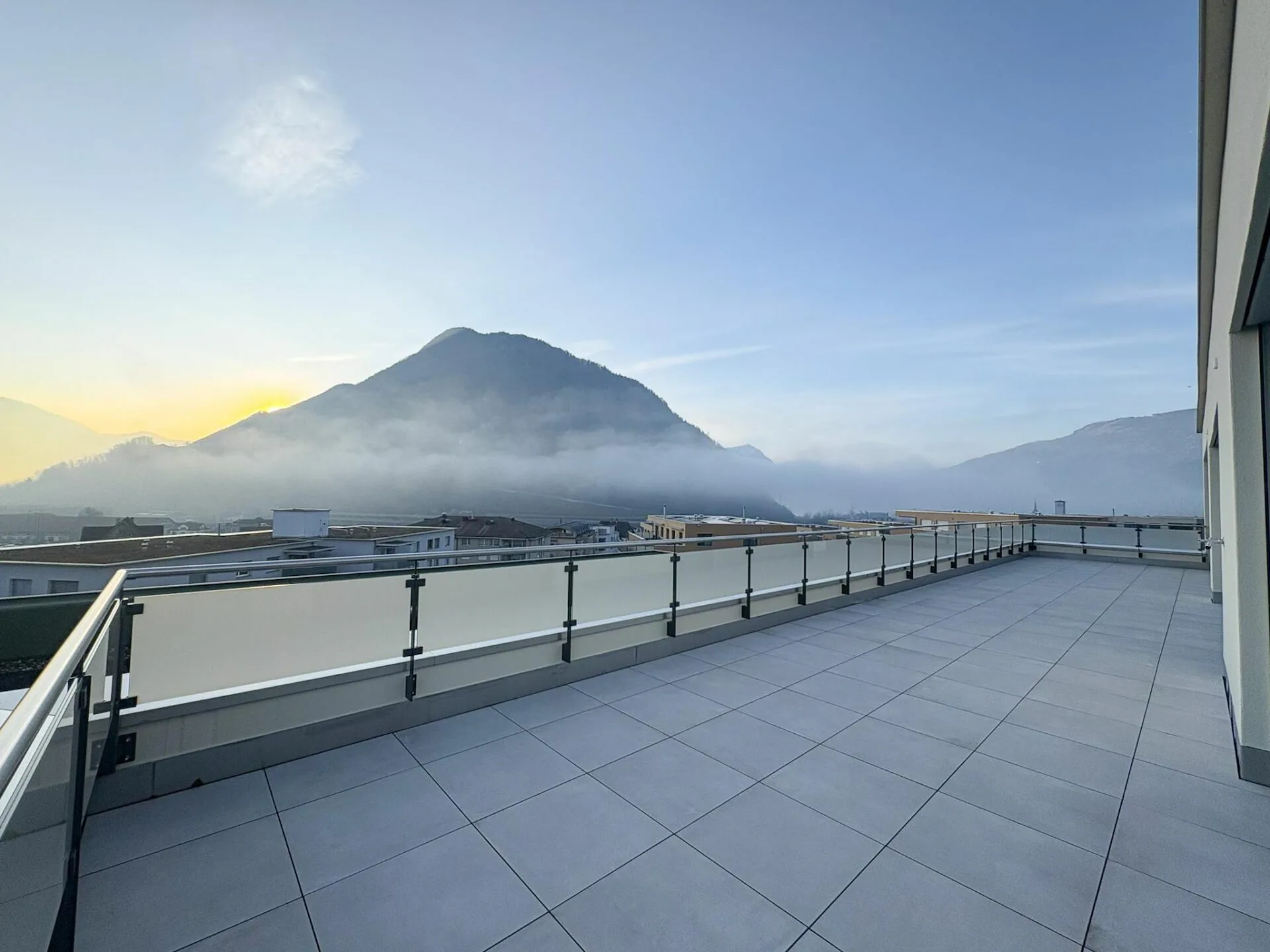 Erstvermietung: 2.5-Zimmer-Attikawohnung mit See- und Bergblick