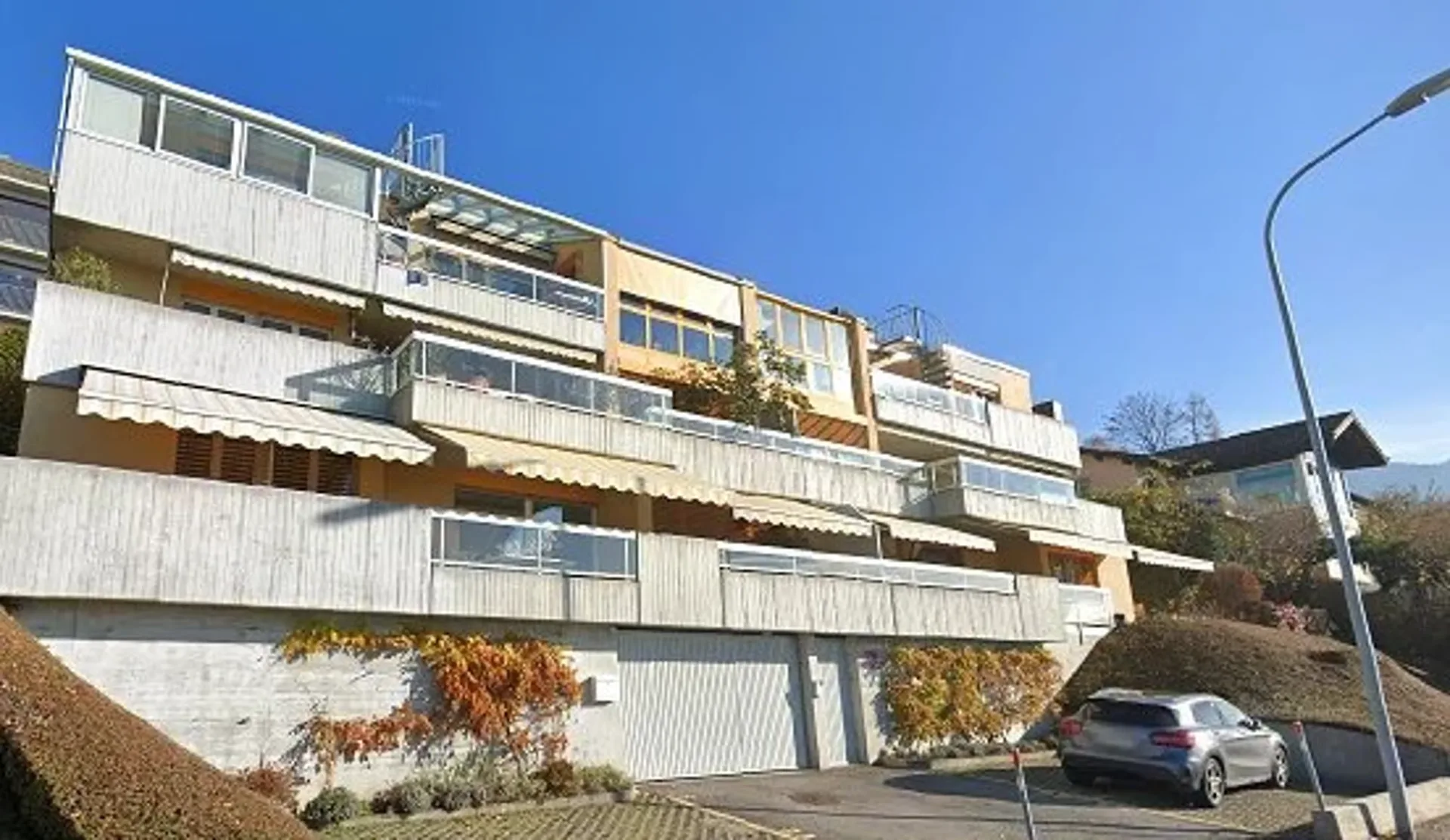 Ein geräumiges 3-Zimmer-Apartment von 120 m² im 2. Stock, mit Dachterrasse und atemberaubendem Blick auf den See.