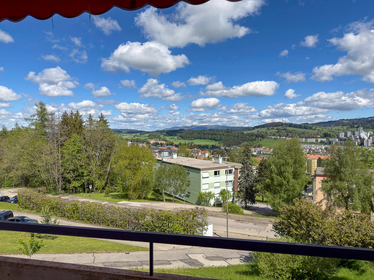 AU NEUESTEN STAND, ERWACHT DIE STADT VOR DEINEN AUGEN