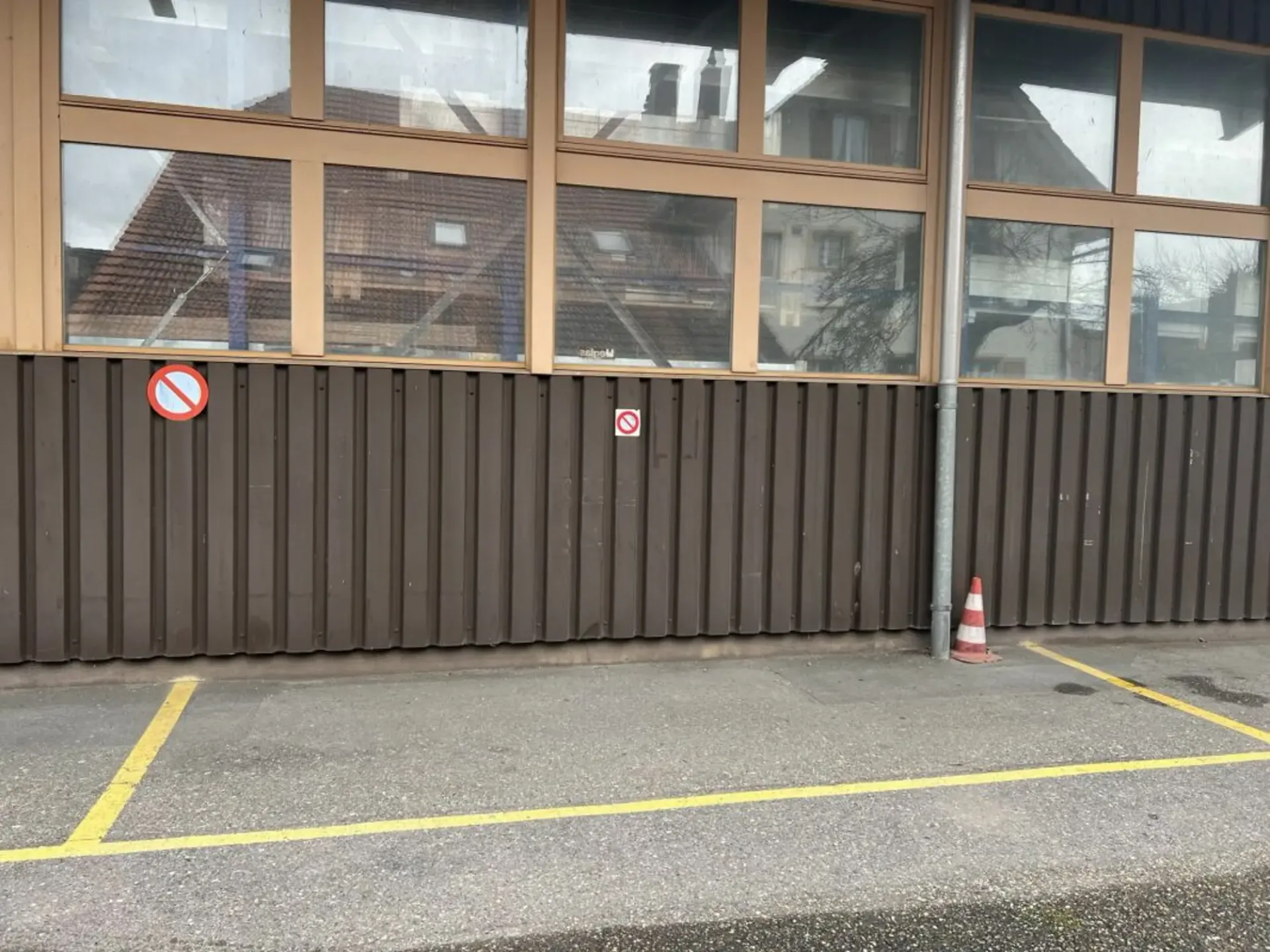 zentraler und überdachter Parkplatz zu vermieten