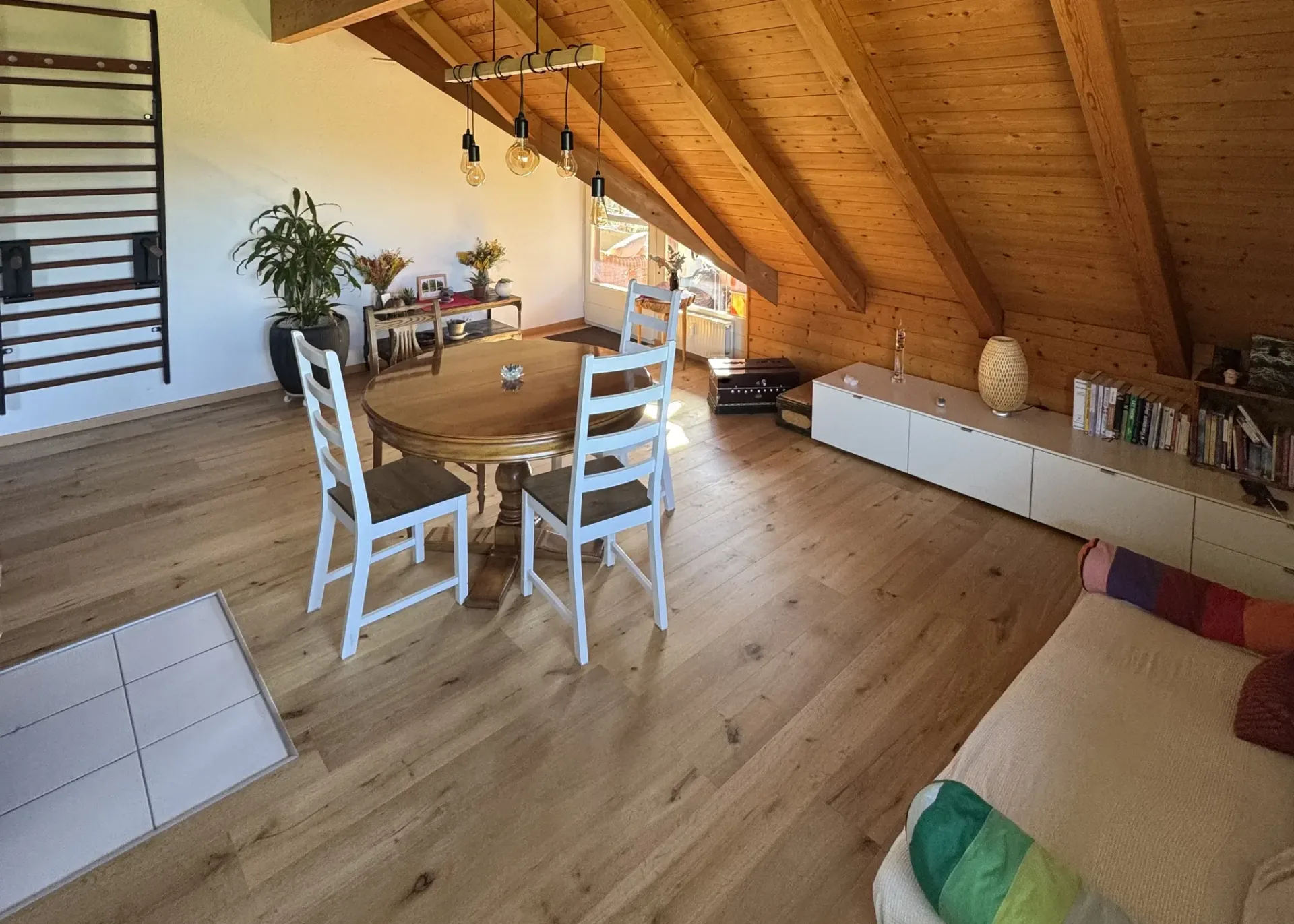 3 ZIMMER-DACHWOHNUNG IN KAUFDORF (BE), MÖBLIERT, TEMPORÄR