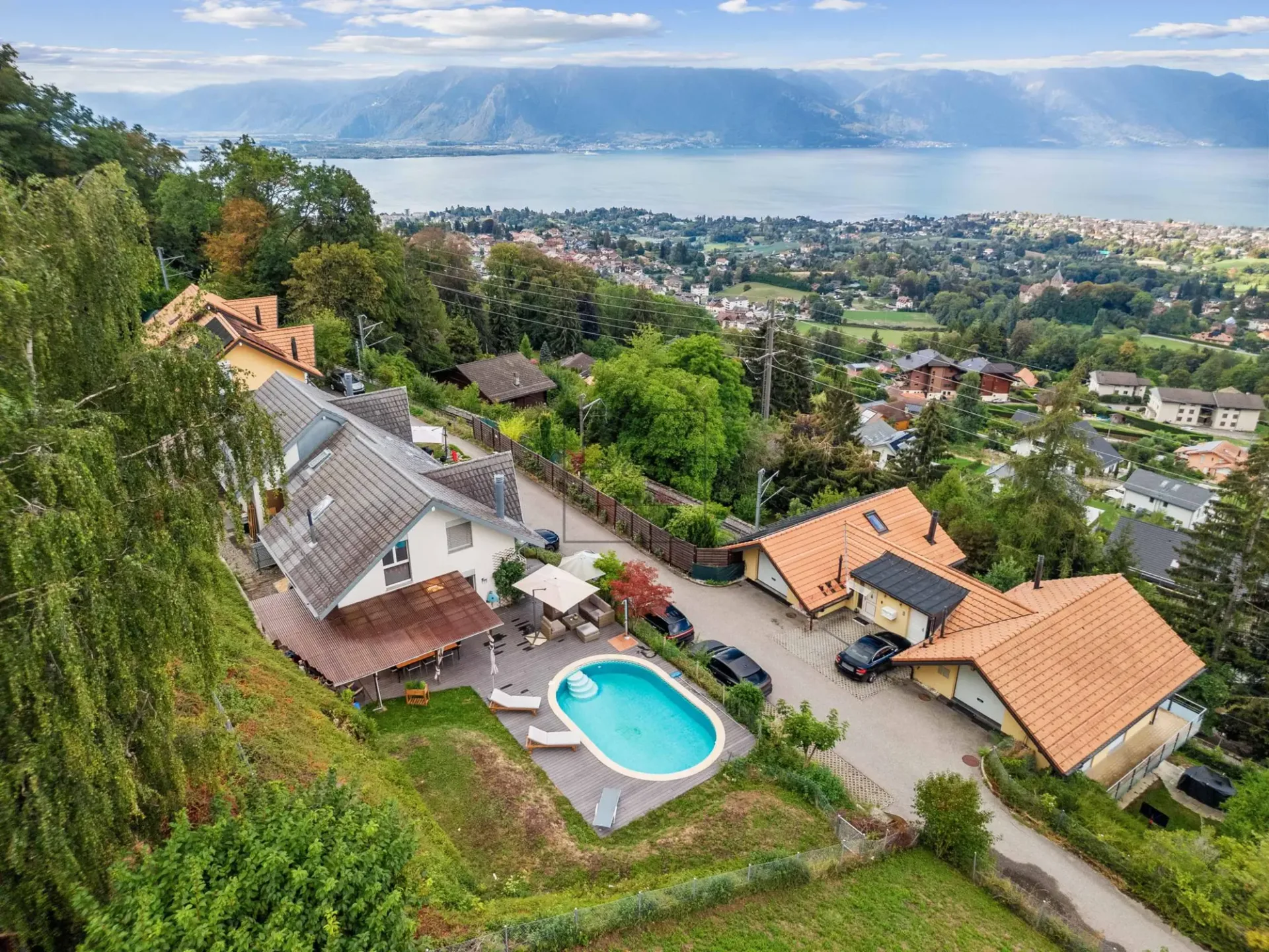 Villa mit Swimmingpool und Blick auf den Genfer See in Blonay