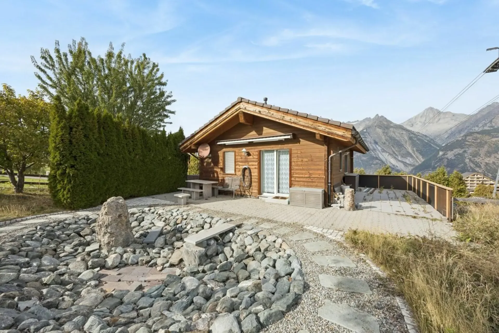Charming 3.5-room chalet in Unterbäch - cozy tiny single-family house with plenty of privacy