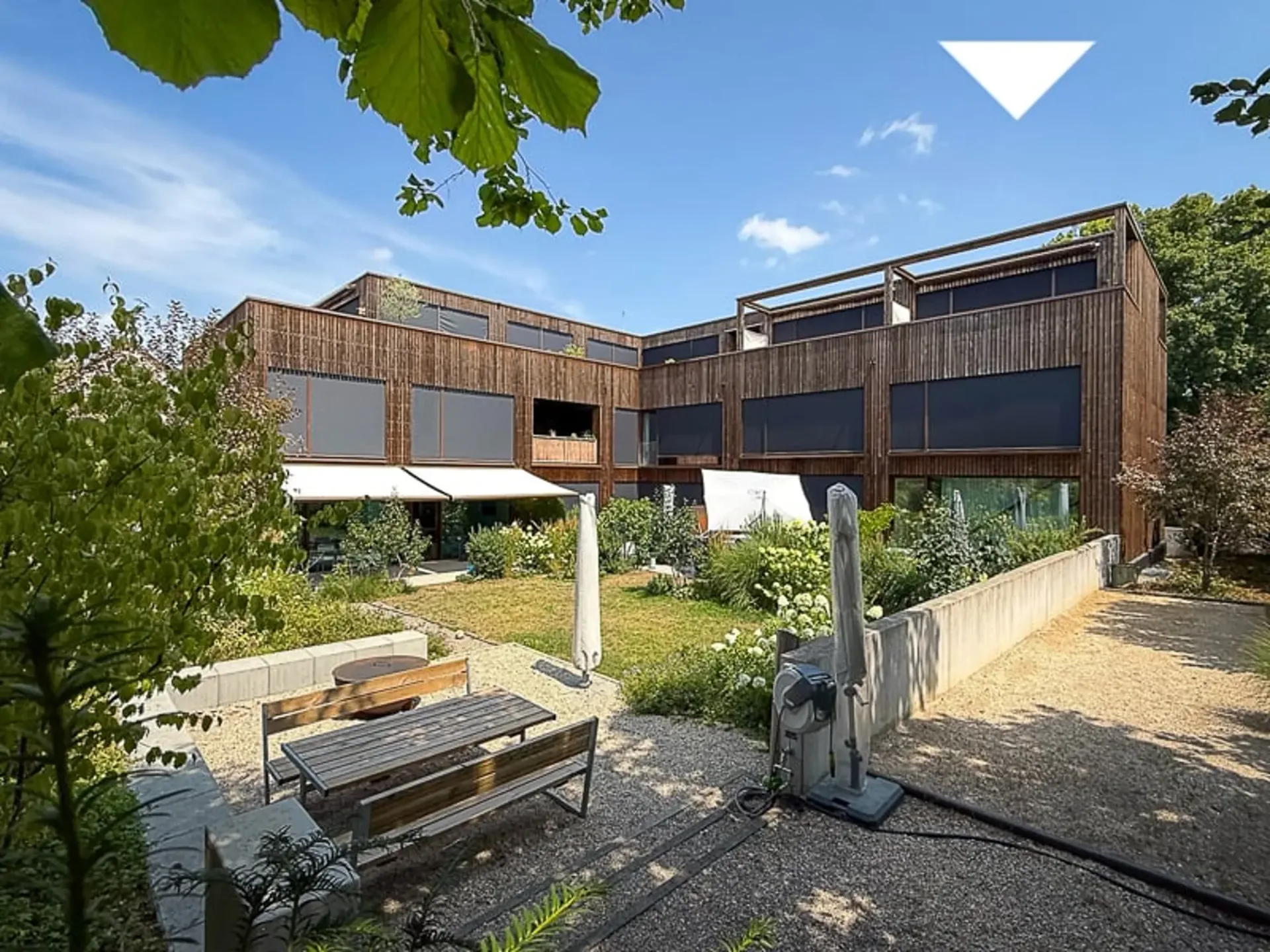 Modernes Eckreihenhaus mit privatem Gartenanteil an beliebter Wohnlage in Bottmingen