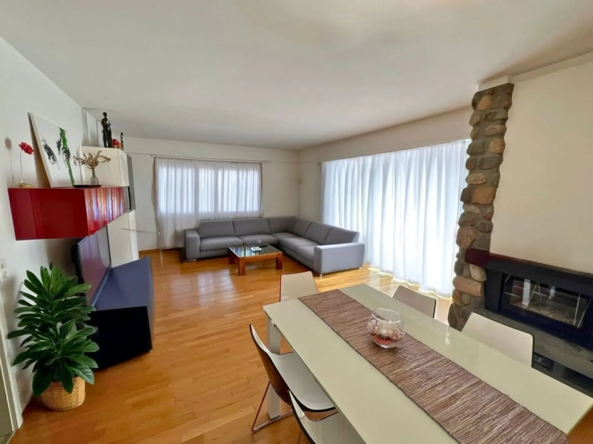Einfamilien-/Zweifamilienhaus mit Garten und Garage