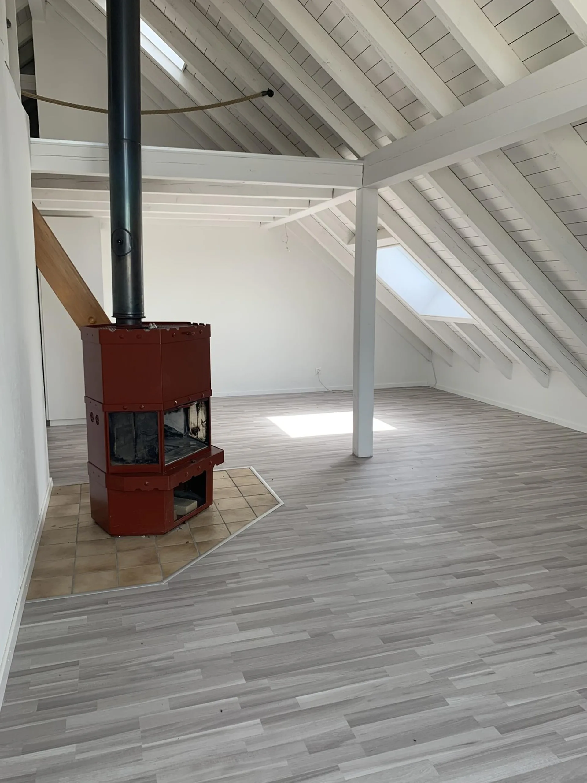 moderne 3-Zimmer- Attikawohnung mit Schwedenofen
