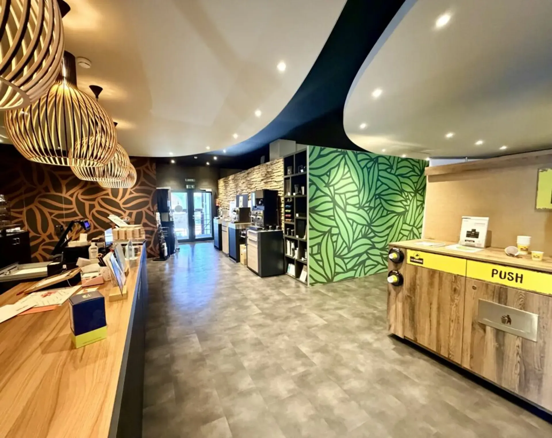 Posizione ideale! Locale commerciale di 209m² e deposito di 65m²