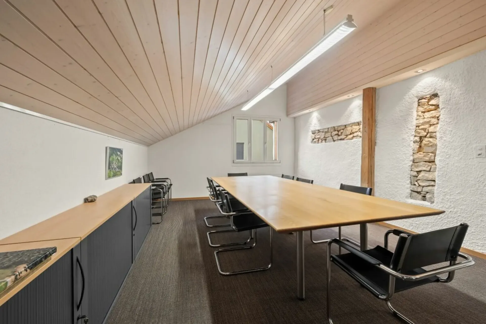 Möblierter Büroraum inkl. Sitzungszimmer & Parkplätze