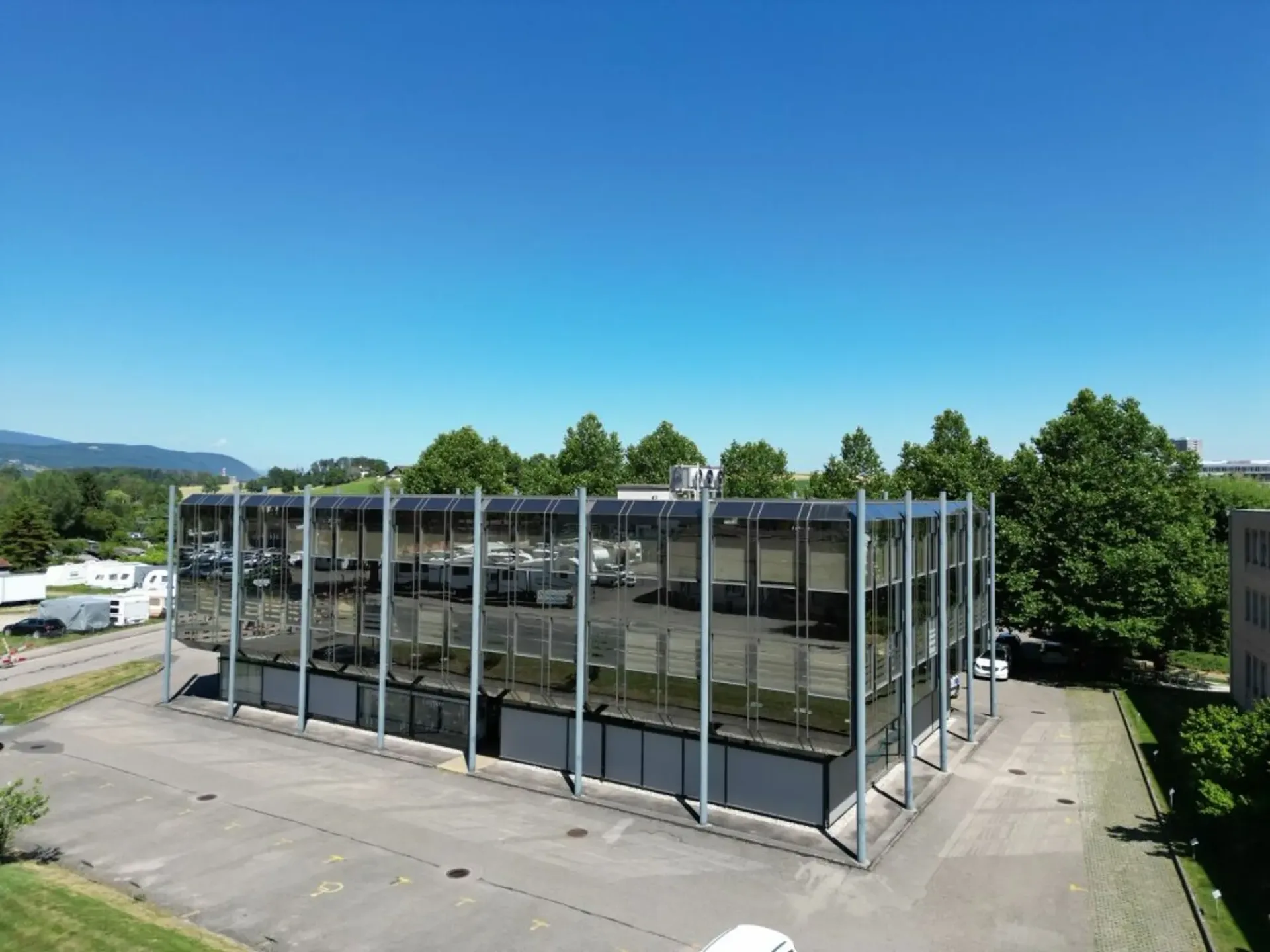 St-Blaise, Gewerbefläche von 50 m2 mit Parkplätzen
