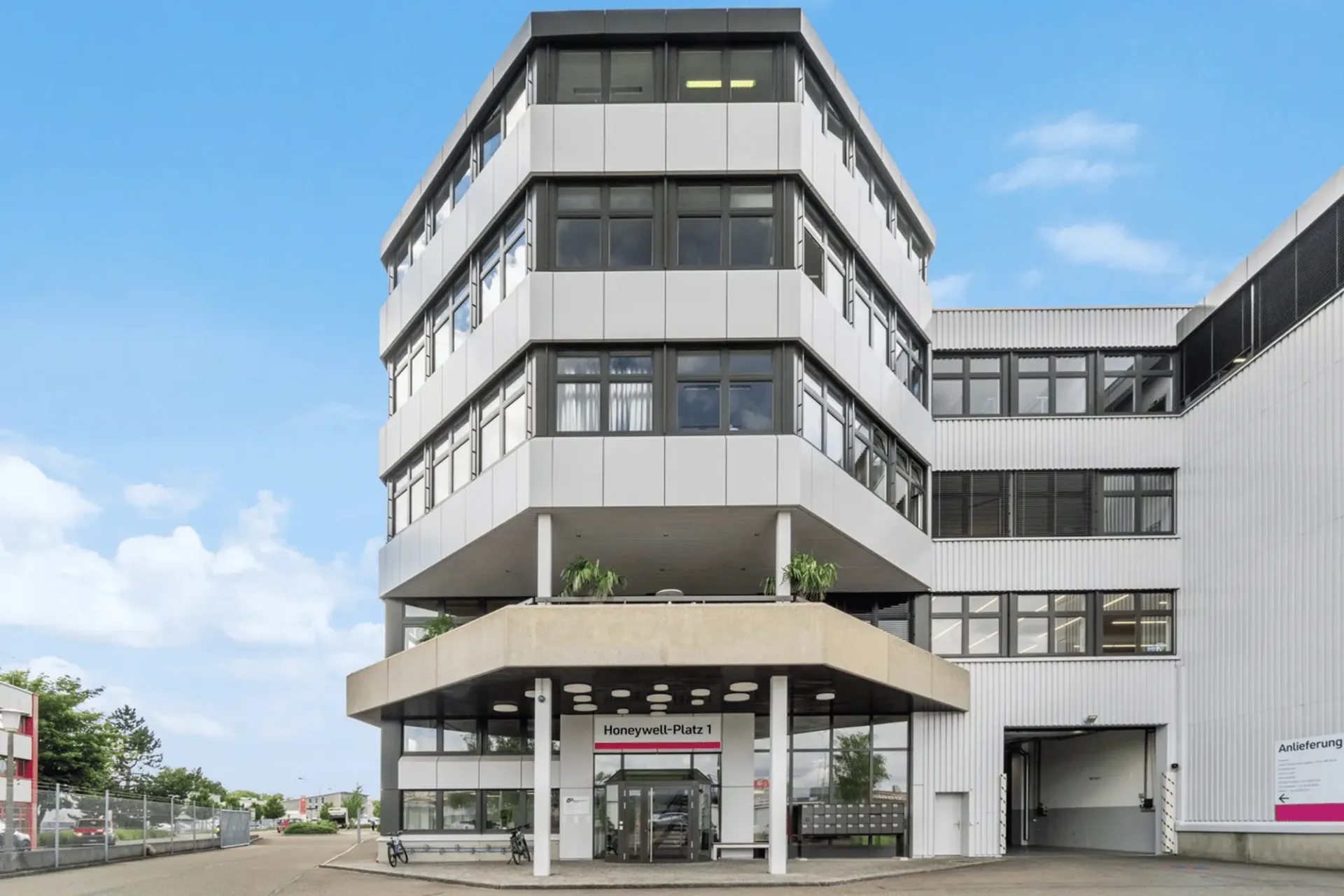 Am Honeywellplatz 1 in Dielsdorf erwarten Sie 280m² moderne, ausgebaute Büroflächen.