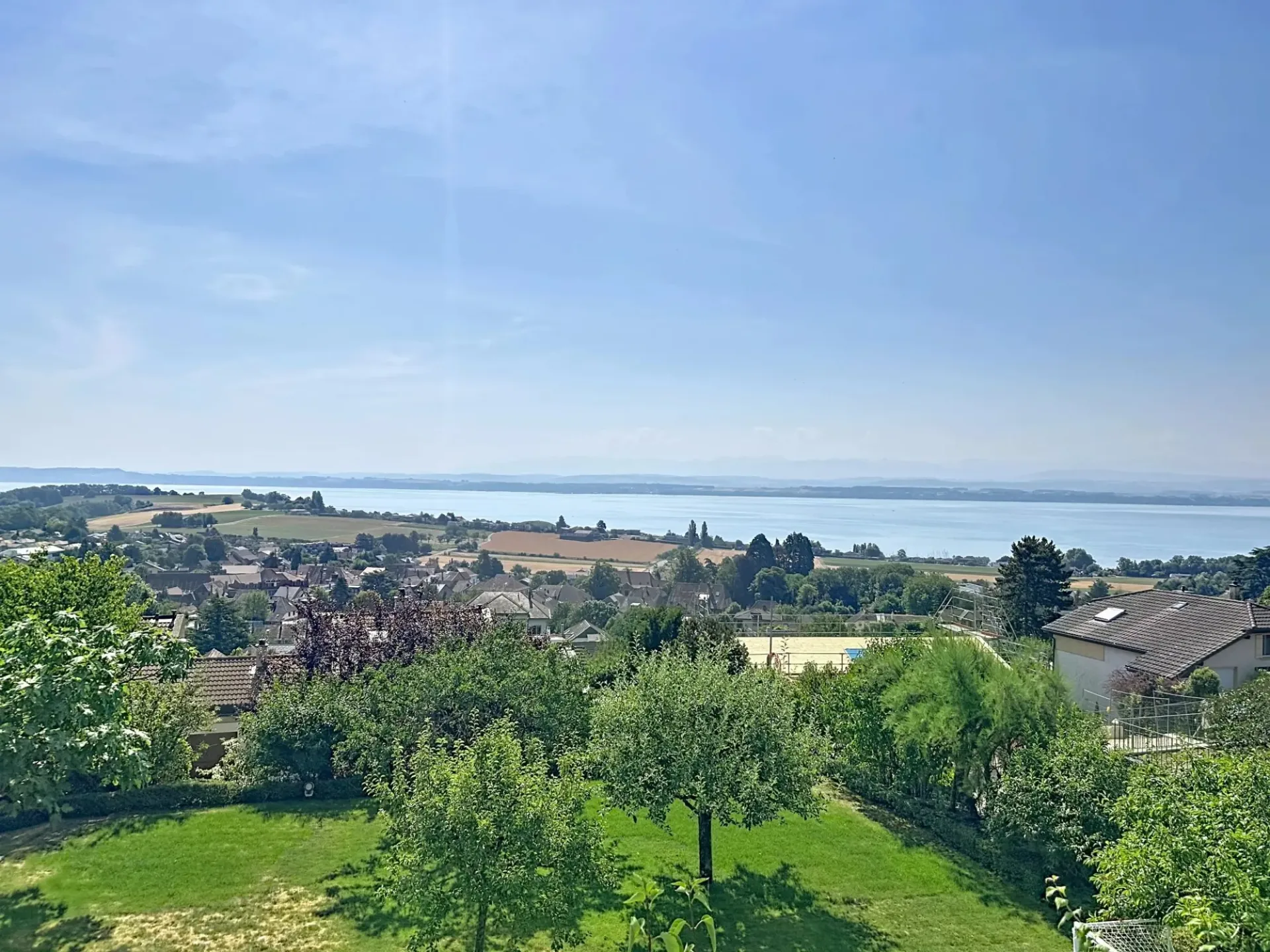 Ein Juwel der Natur mit Panoramablick auf den See und die Alpen