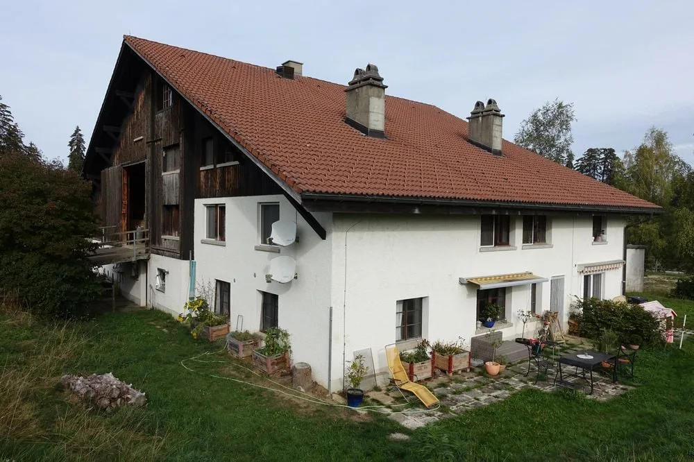 Les Reussilles - Appartement de 4 1/2 pièces + 2 chambres indépendantes + studio + 3 boxes à chevaux