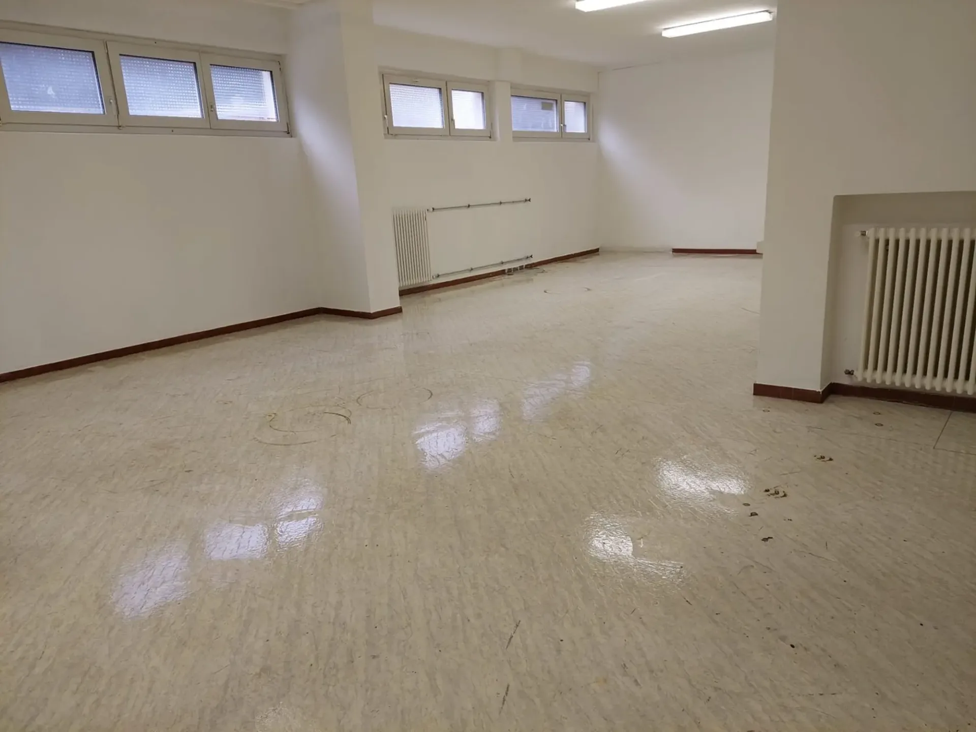 Lokale Lagerhalle im Erdgeschoss