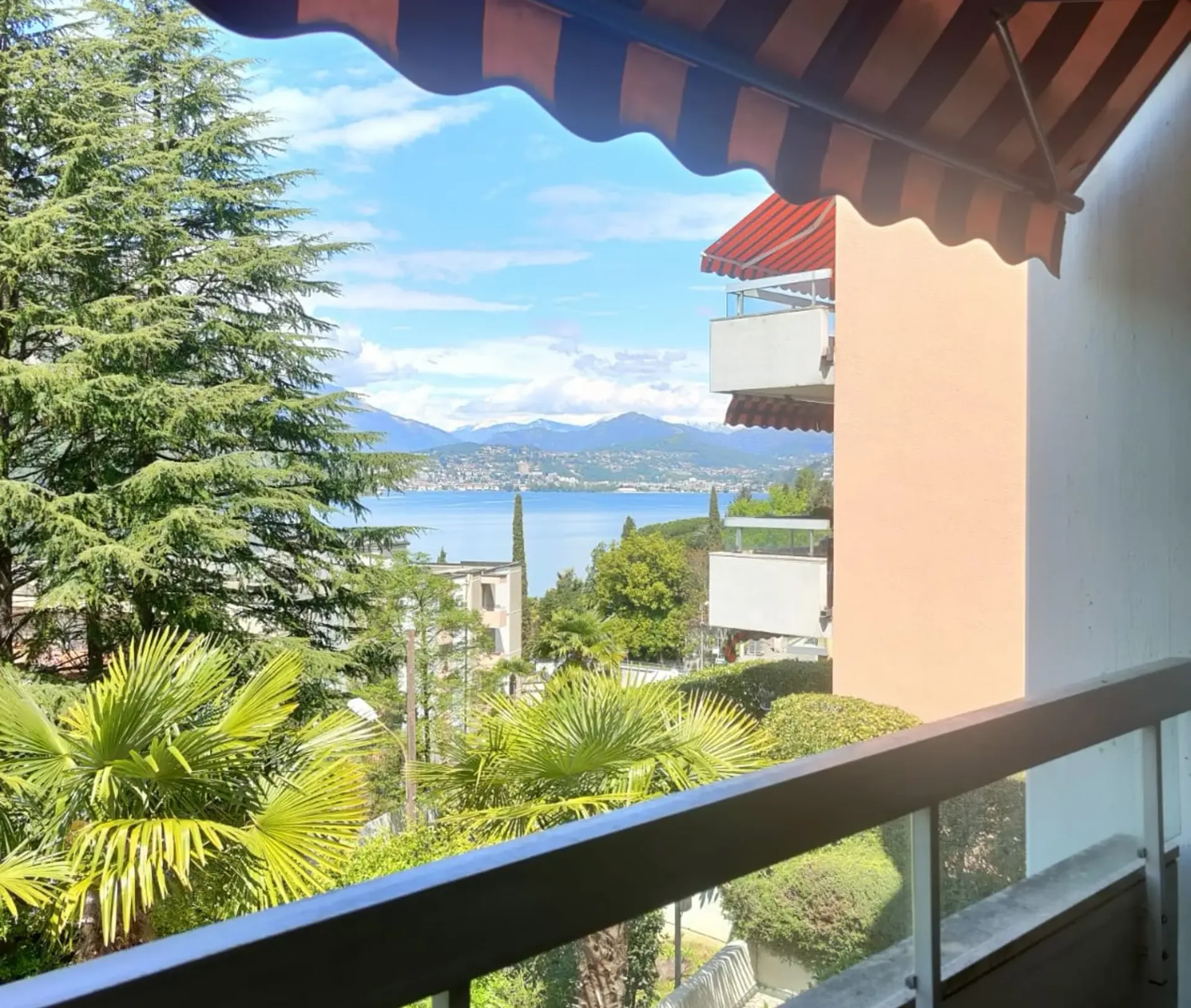 Wohnung 2.5 Zimmer mit Panoramablick auf den See